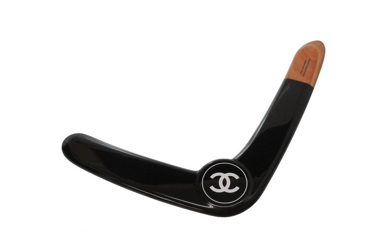 Betsy Trotwood myg Lækker Chanel NEW Black White Brown Wood Men's Women's Novelty Game Boomerang in  Box at 1stDibs | chanel game set, chanel game box, chanel pr game set