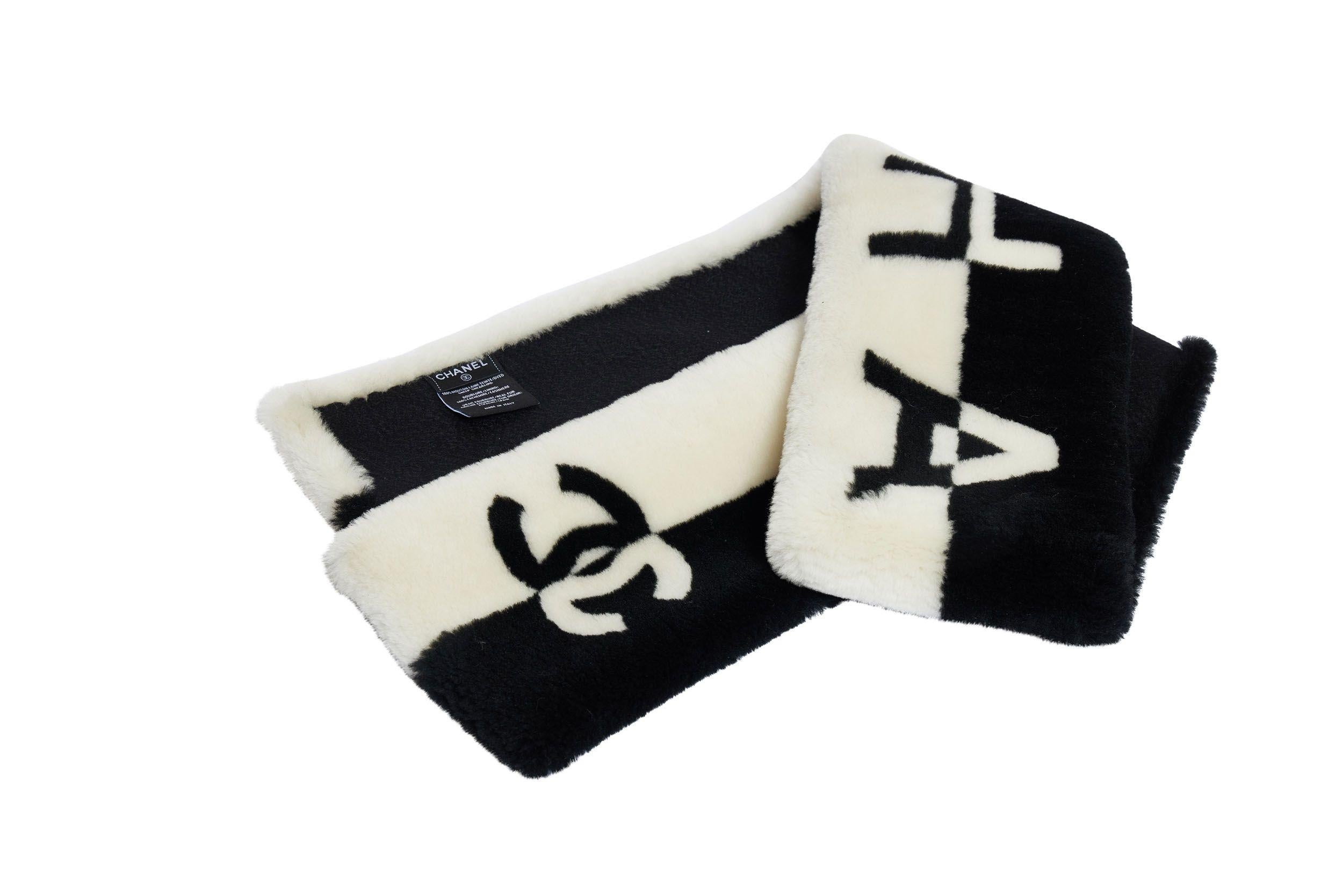 Beige Chanel New Black/White Sheepskin Scarf (écharpe en peau de mouton) en vente