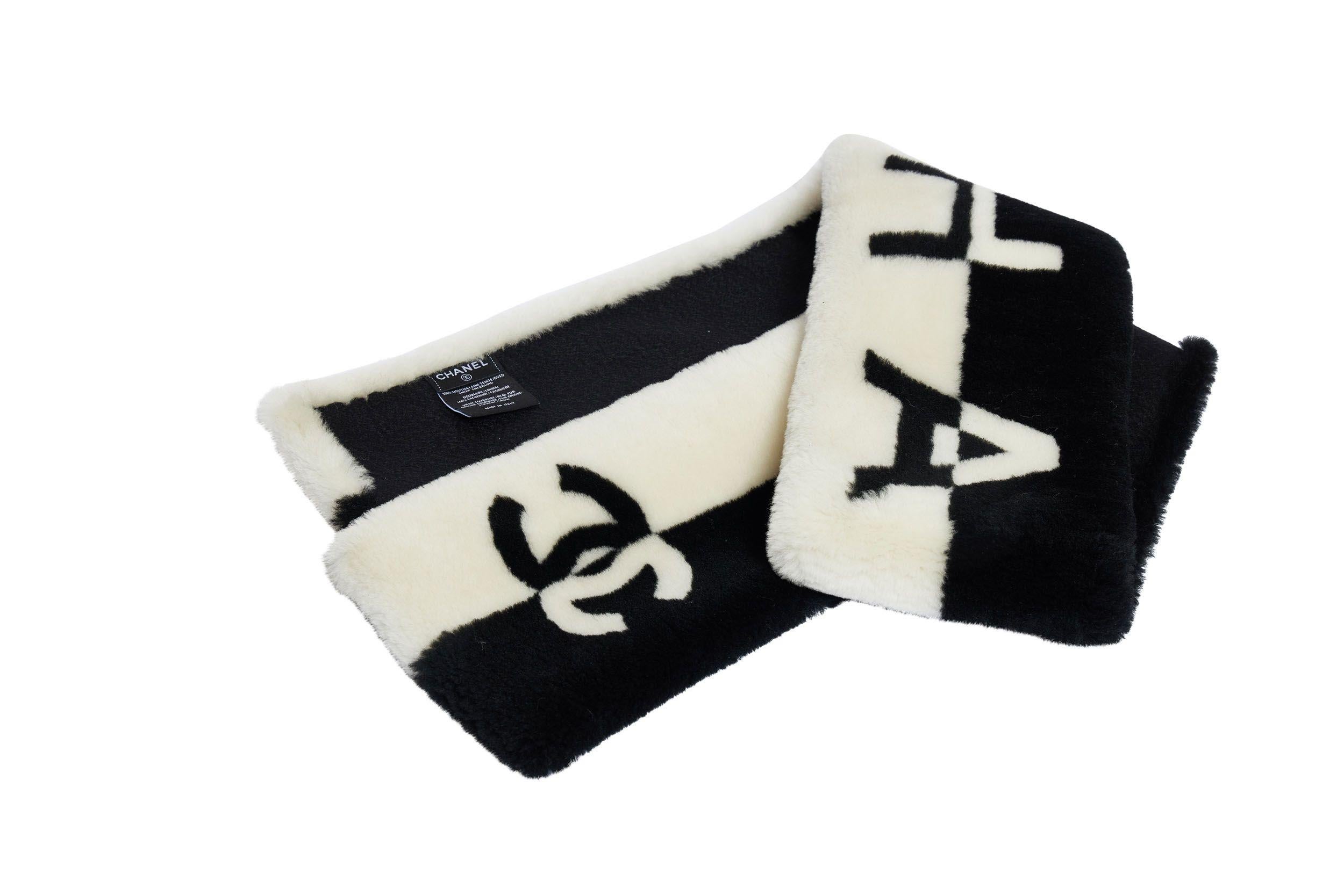 Chanel New Black/White Sheepskin Scarf (écharpe en peau de mouton) Unisexe en vente