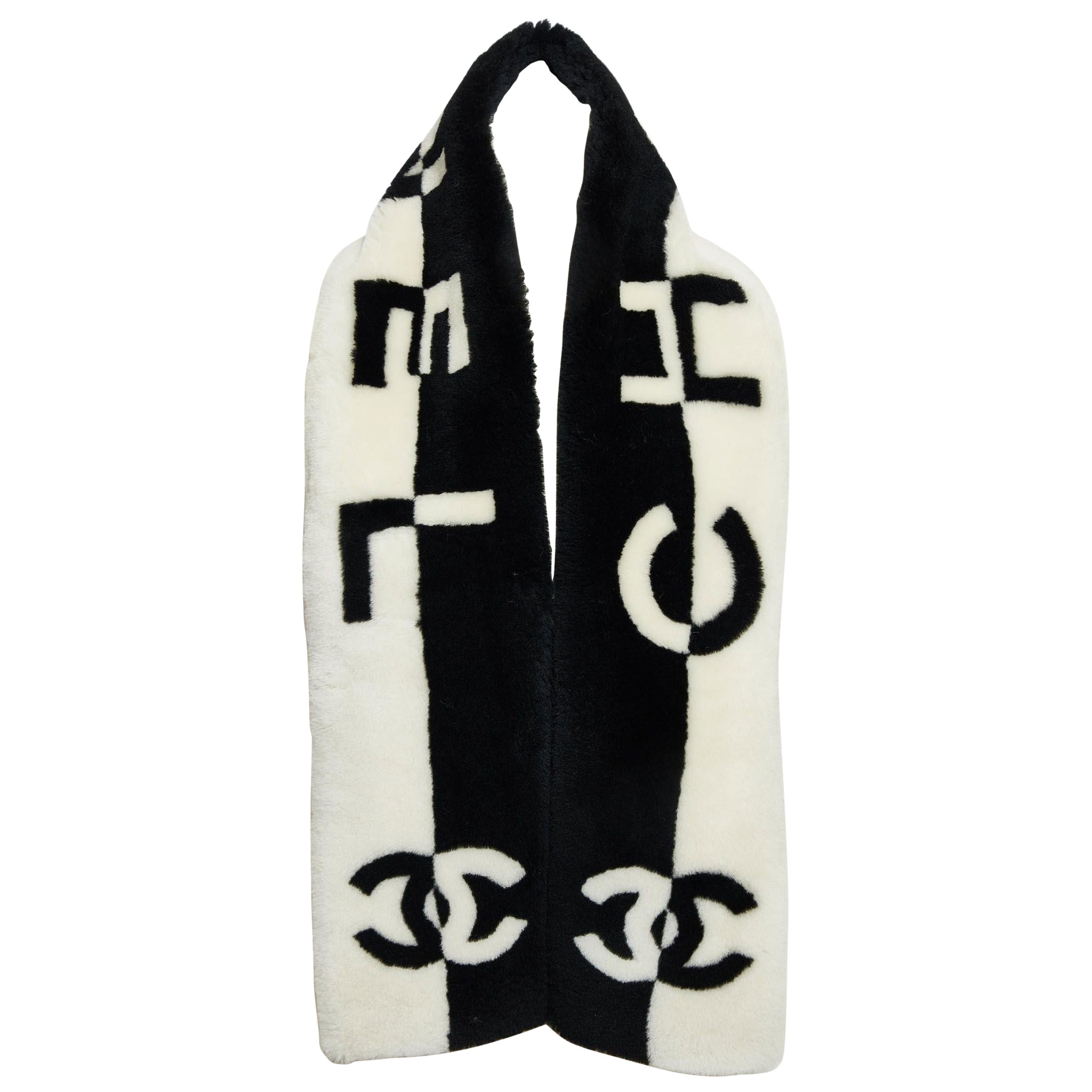 Chanel Nueva Bufanda de piel de oveja negra/blanca