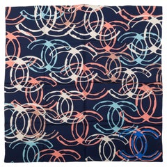 Chanel - Écharpe en soie bleue multi logo, état neuf