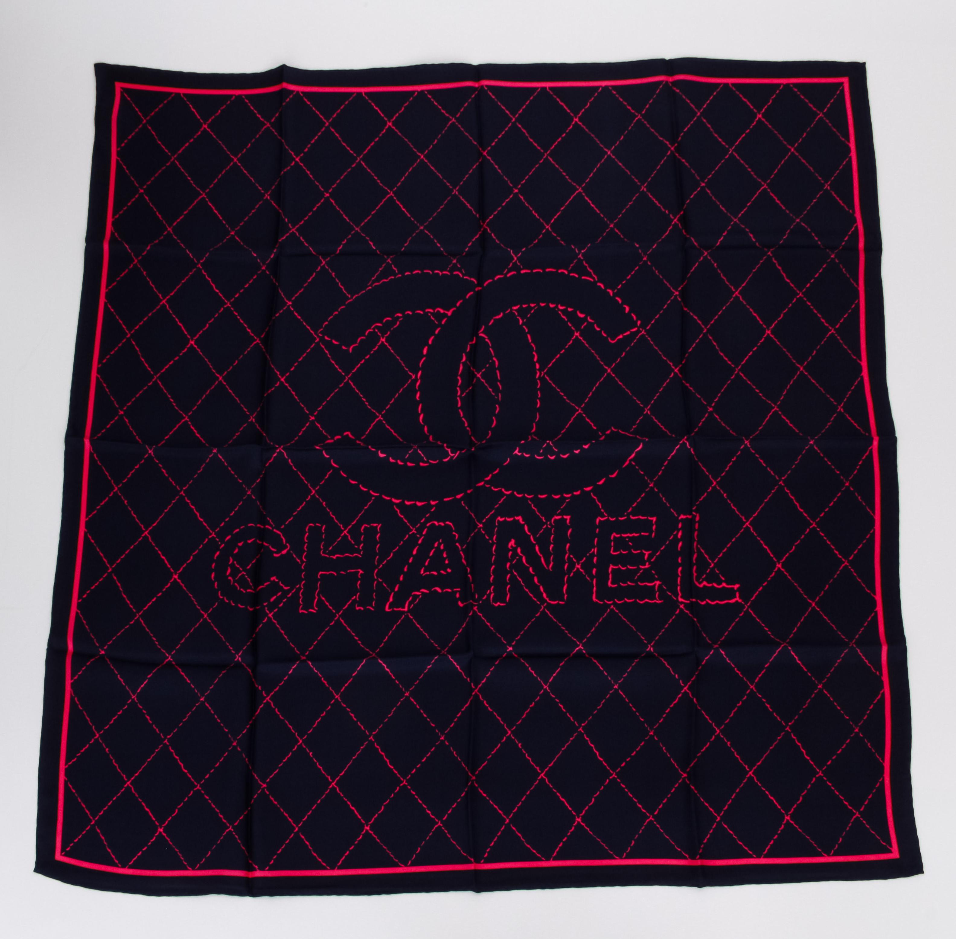 Noir Chanel - Écharpe matelassée bleue et rose, neuve en vente