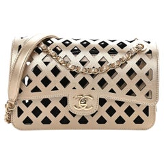 CHANEL NEU Bronze Gold Lammfell Leder Perforierte Schulterklappe Schultertasche