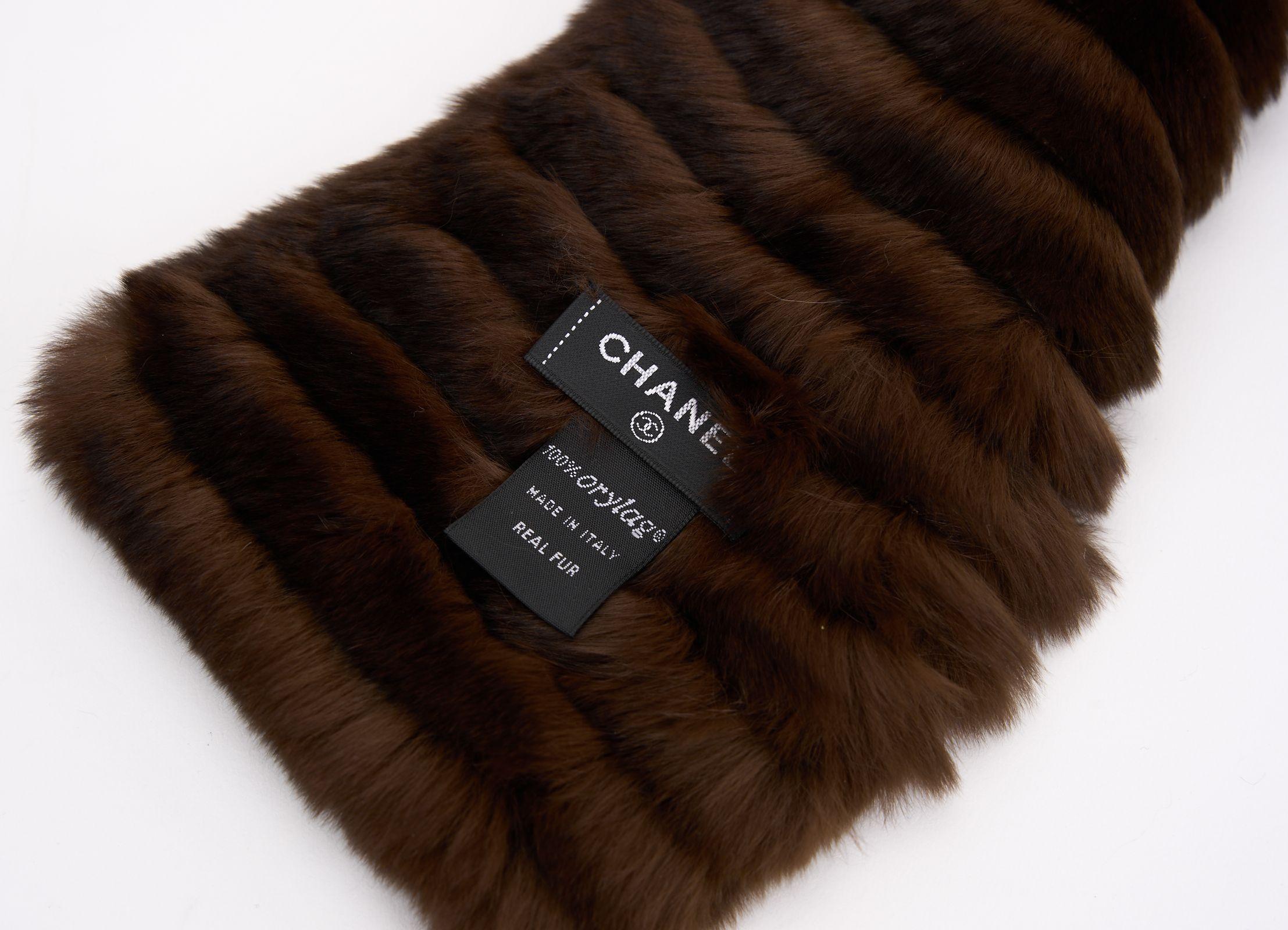 Chanel New Brown Orylag Fur CC Scarf In New Condition For Sale In West Hollywood, CA
