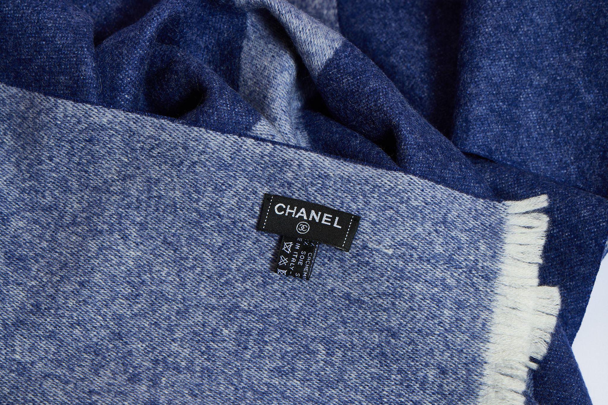 Femenino o masculino Chanel Nueva Bufanda de Cachemira y Seda Azul en venta