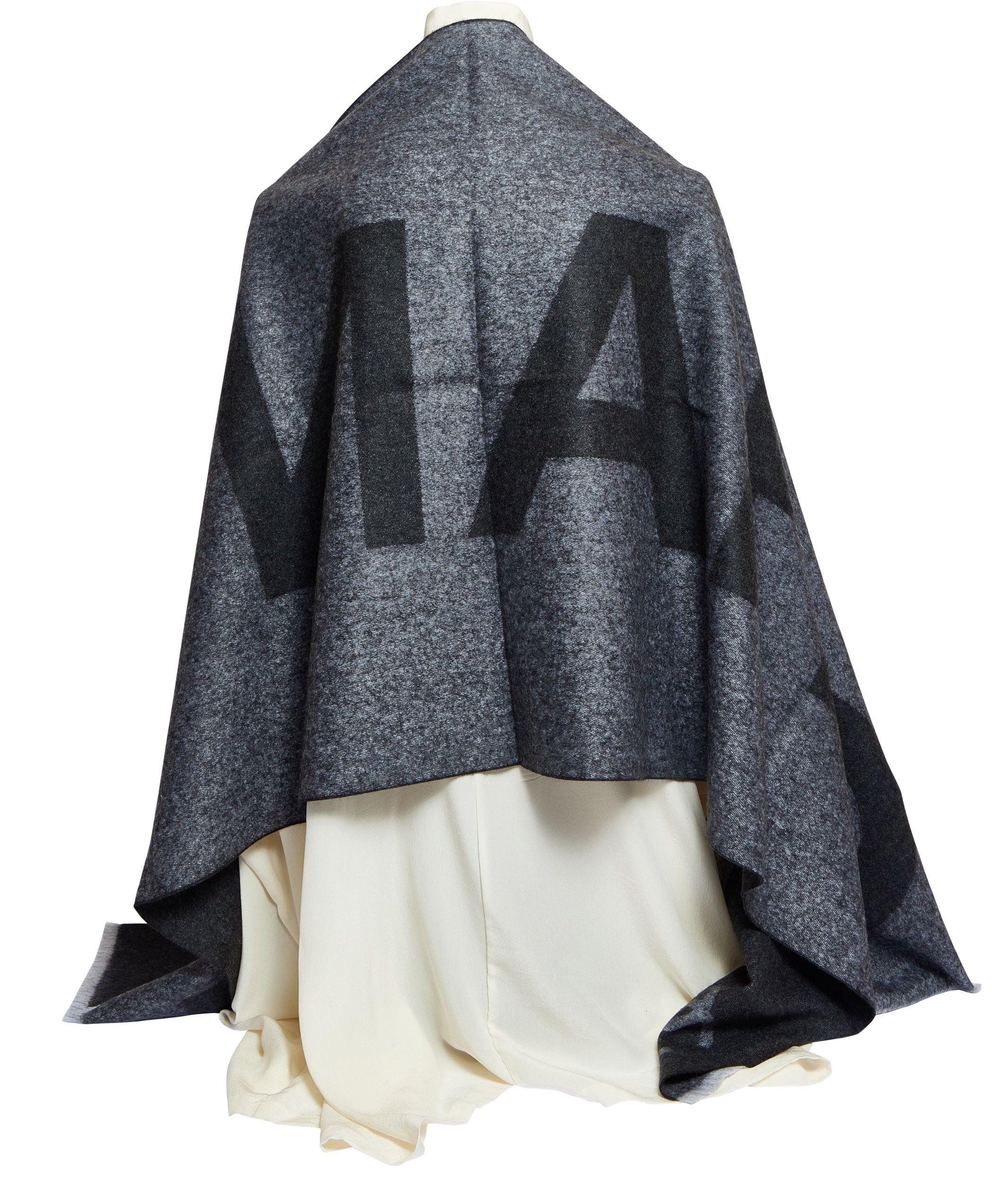 Chanel New Cashmere and Silk Grey Shawl (Châle gris en cachemire et soie)  Neuf - En vente à West Hollywood, CA