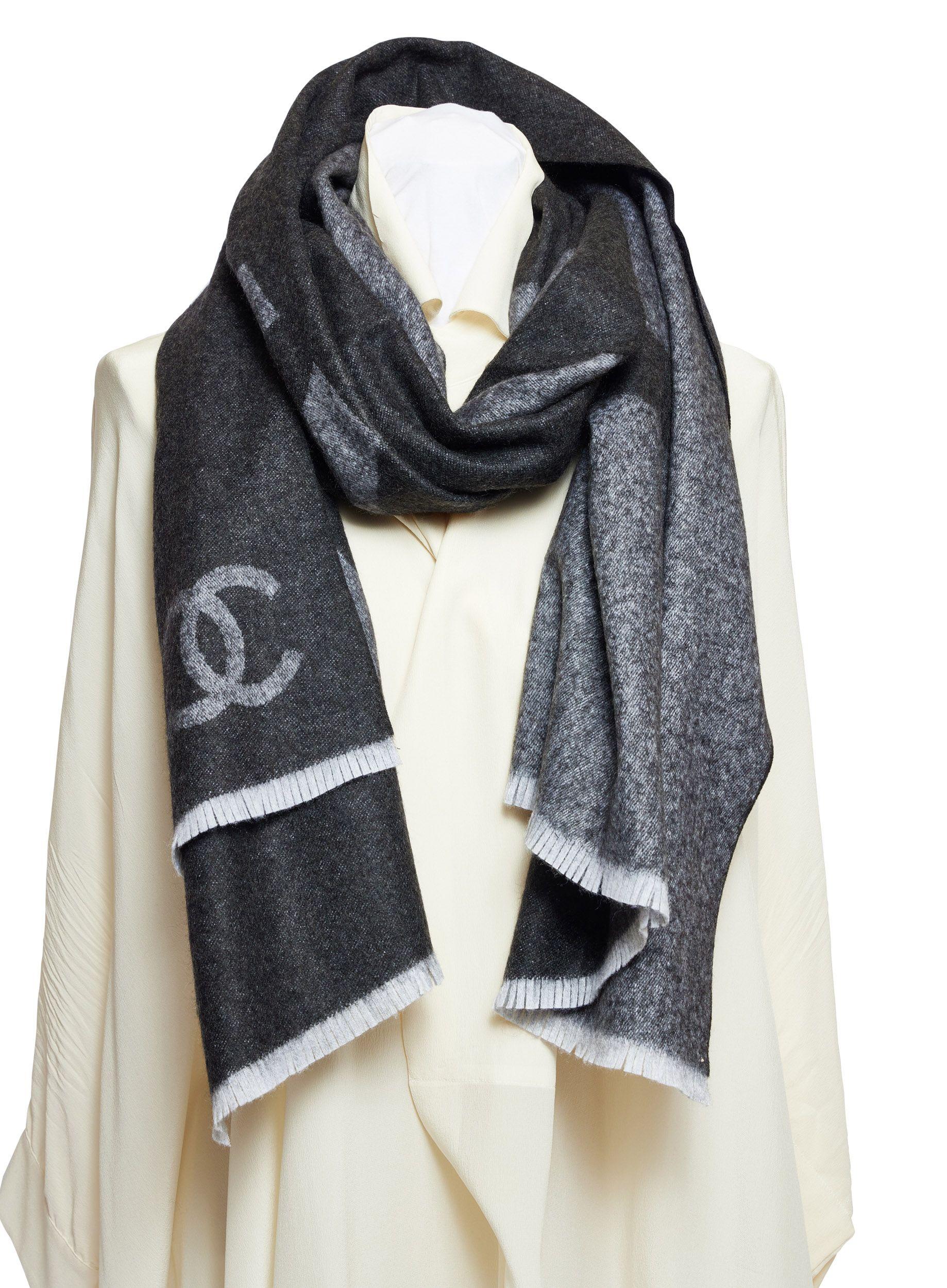 Chanel New Cashmere and Silk Grey Shawl (Châle gris en cachemire et soie)  Unisexe en vente