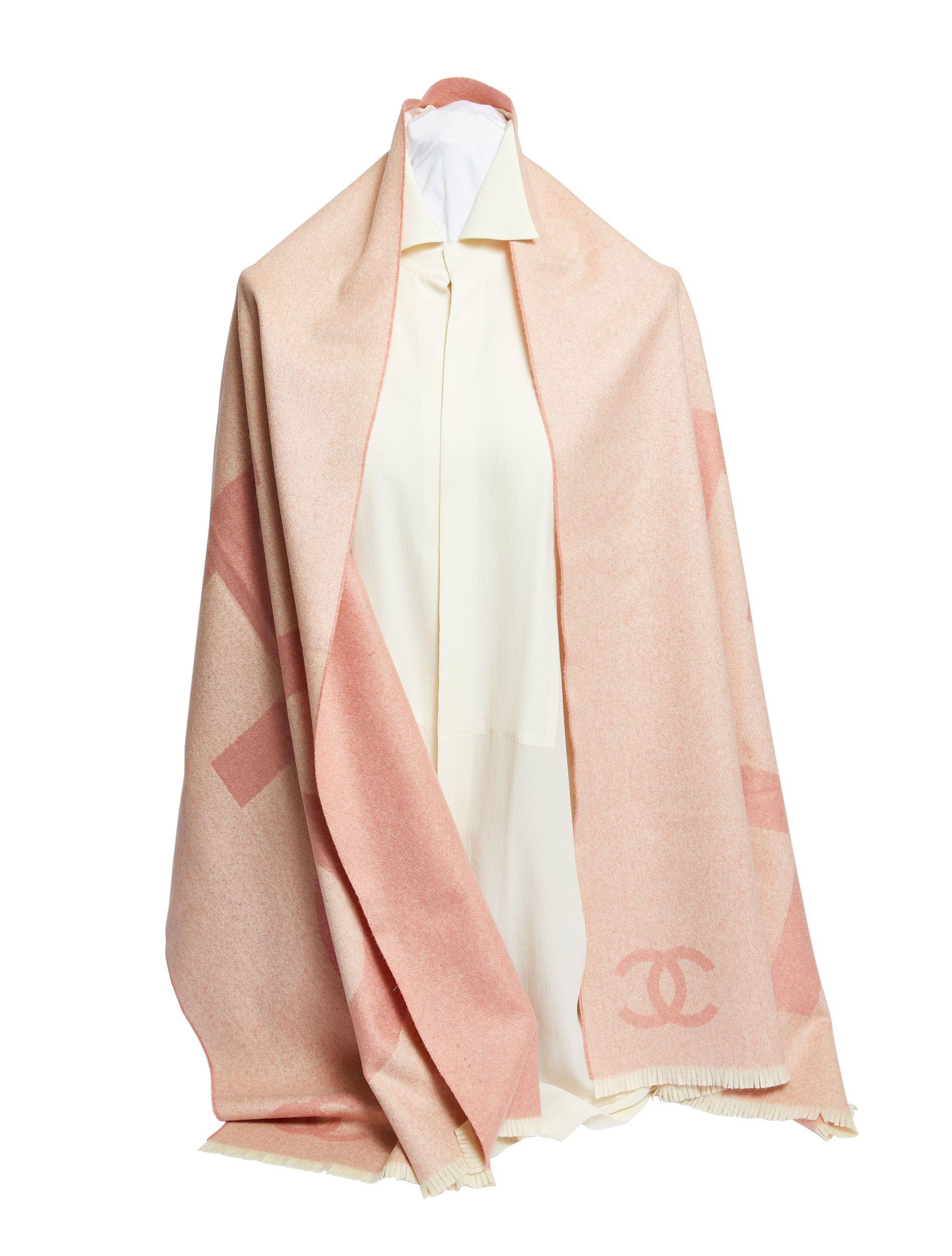 Beautiful and warm pink reversible scarf with white fringes and white Chanel letters and CC logo. The other side is in white with pink Chanel letters and CC logo.
This piece is made 88% of cashmere and 12% of silk.