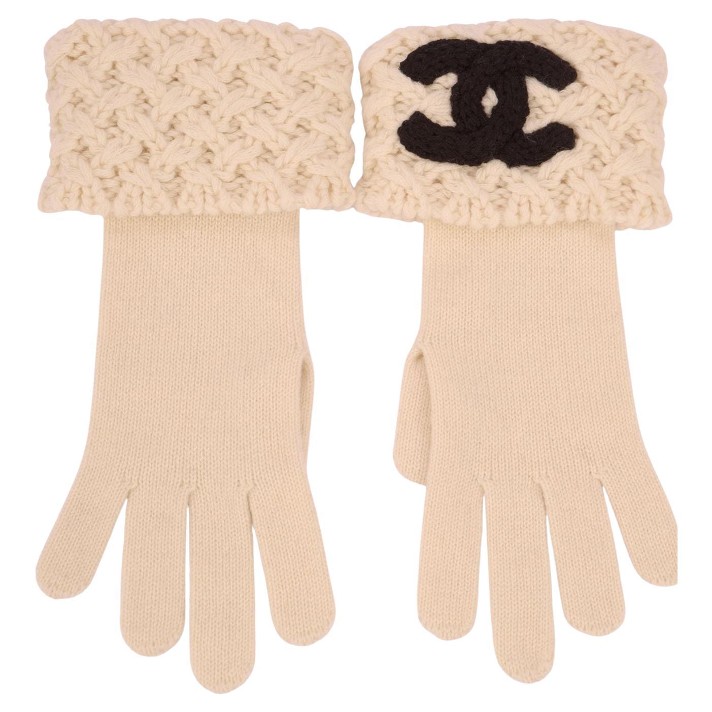 Chanel New Cashmere CC Logo Cream
Black Gloves