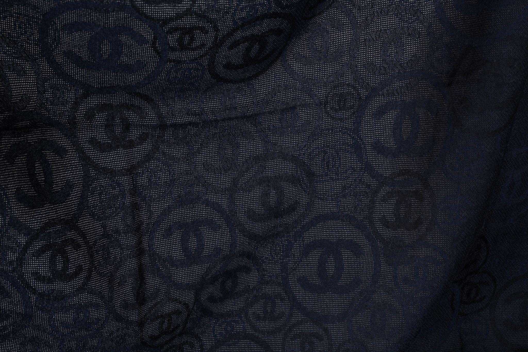 Châle à logo en cachemire bleu marine Chanel, Neuf en vente 1