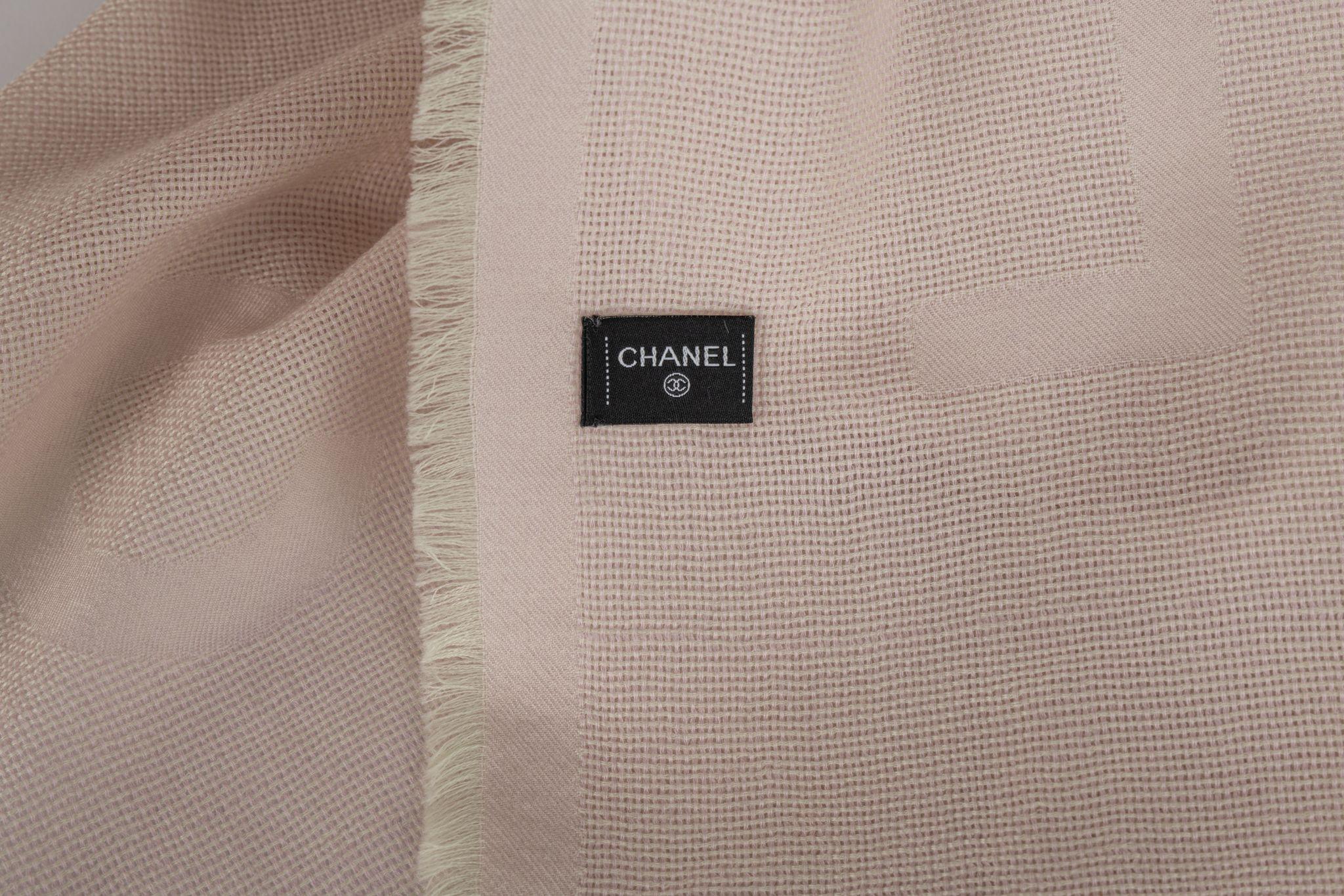 Chanel Kaschmirschal in Puderrosa. Das Muster besteht aus einem großen CC-Logo und dem Schriftzug Chanel auf dem Schal. Der Artikel ist in neuem Zustand.