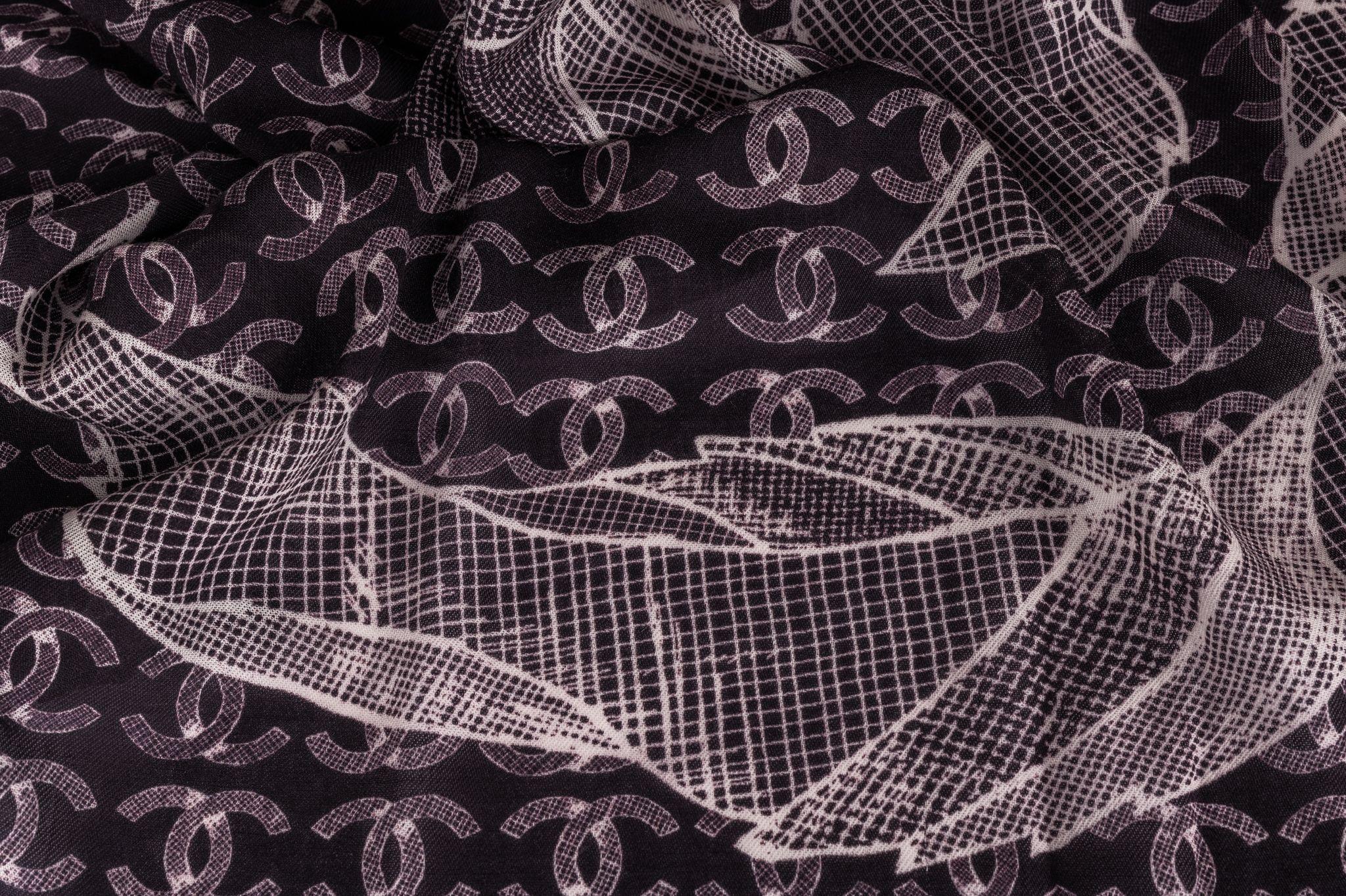 Chanel Neuer Kaschmirschal mit schwarzer Kamelie für Damen oder Herren im Angebot