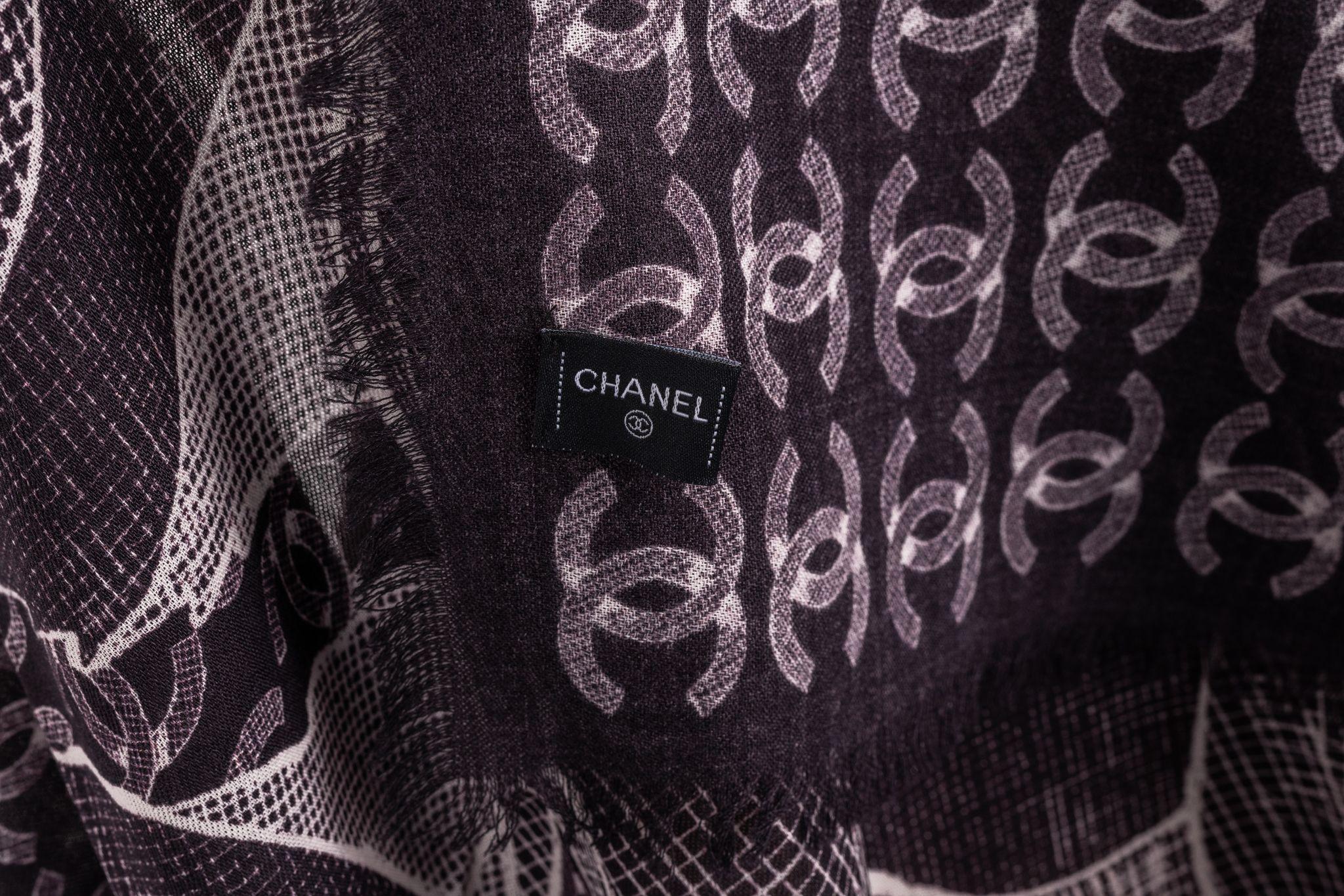 Chanel Neuer Kaschmirschal mit schwarzer Kamelie im Angebot 1