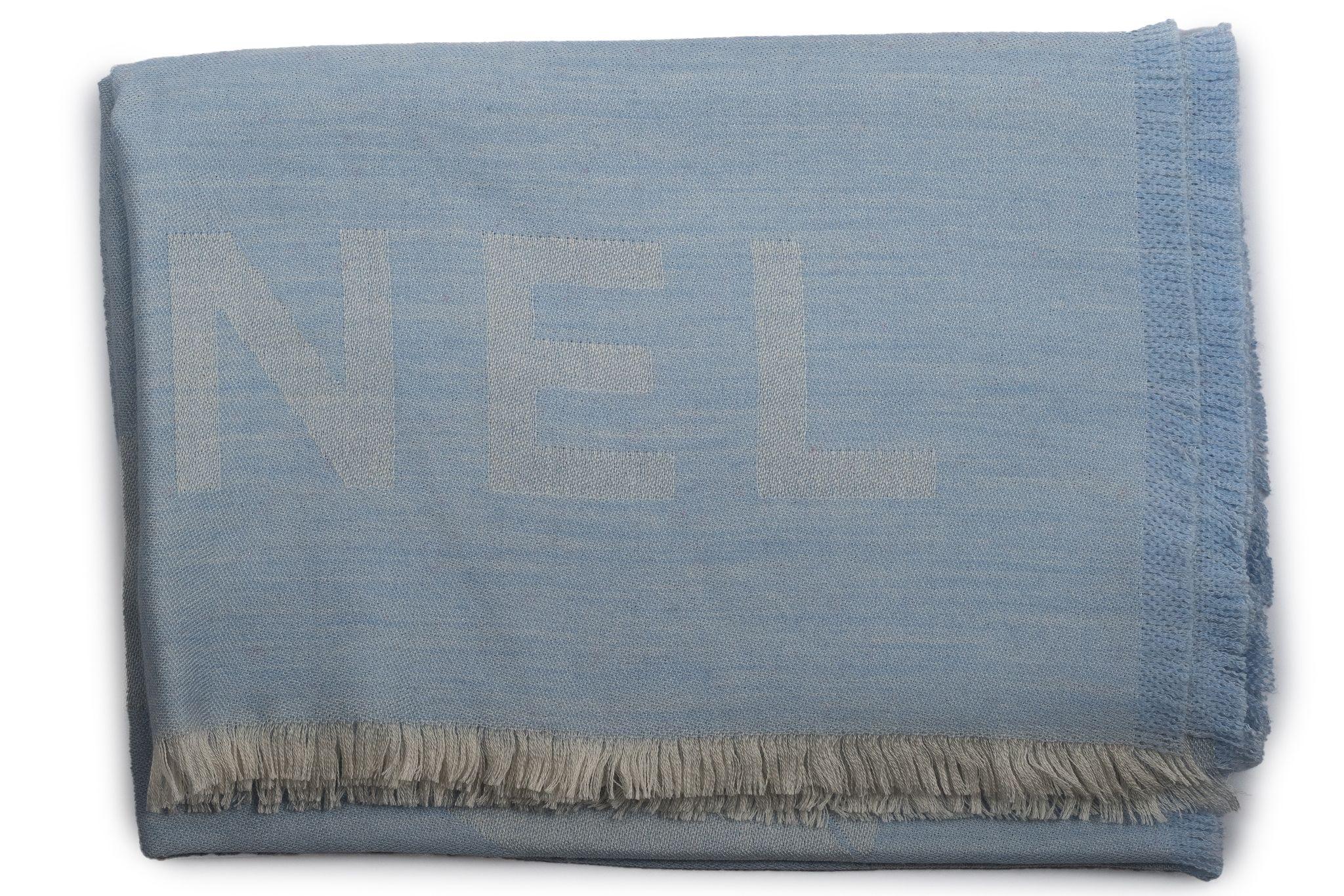 Gris Chanel New Cashmere Shawl Celeste en vente