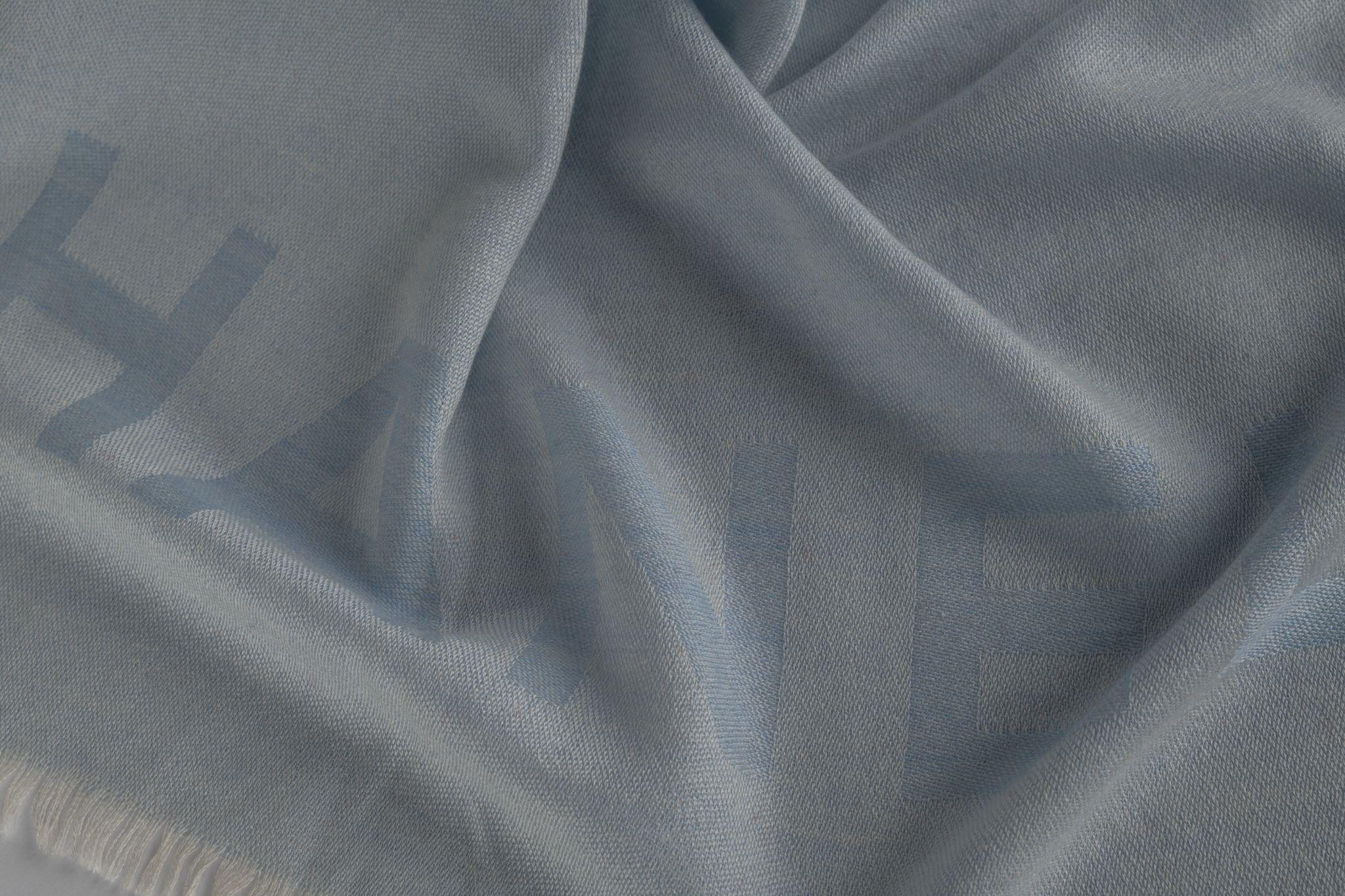 Chanel New Cashmere Shawl Celeste Pour femmes en vente