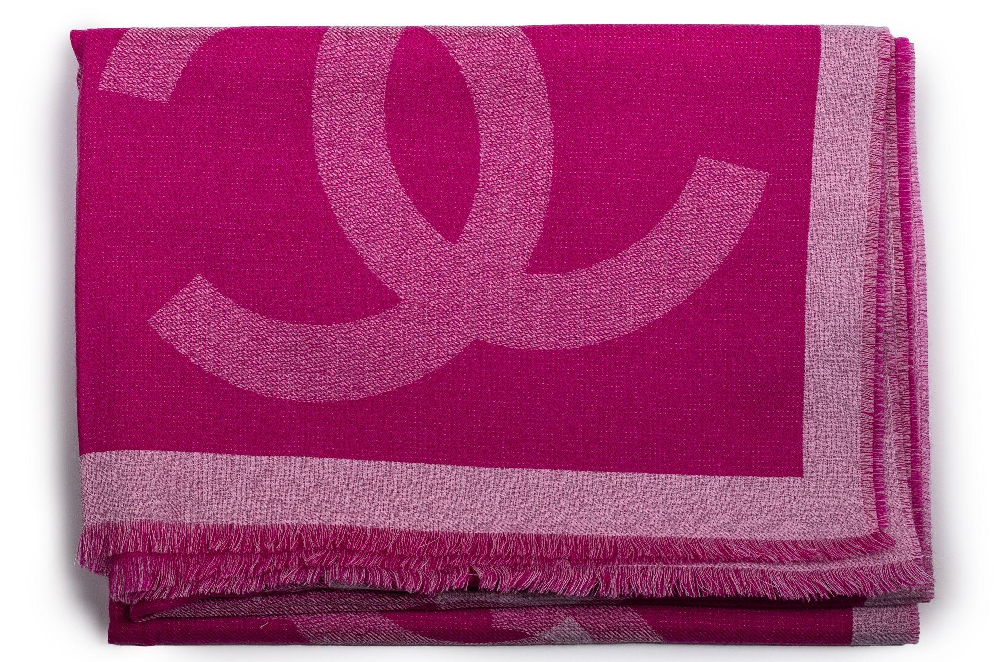 Chanel New Cashmere Shawl Fuchsia In New Condition For Sale In West Hollywood, CA