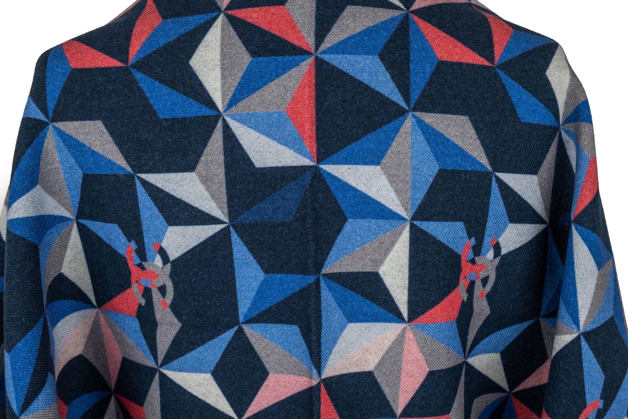 Châle en cachemire de Chanel avec motif géométrique multicolore. L'article est en état neuf.