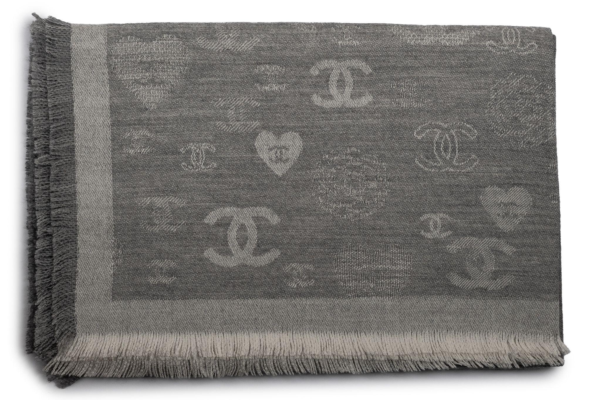 Scialle in cashmere grigio di Chanel. Il motivo presenta cuori e piccoli loghi CC. L'articolo è in condizioni nuove.