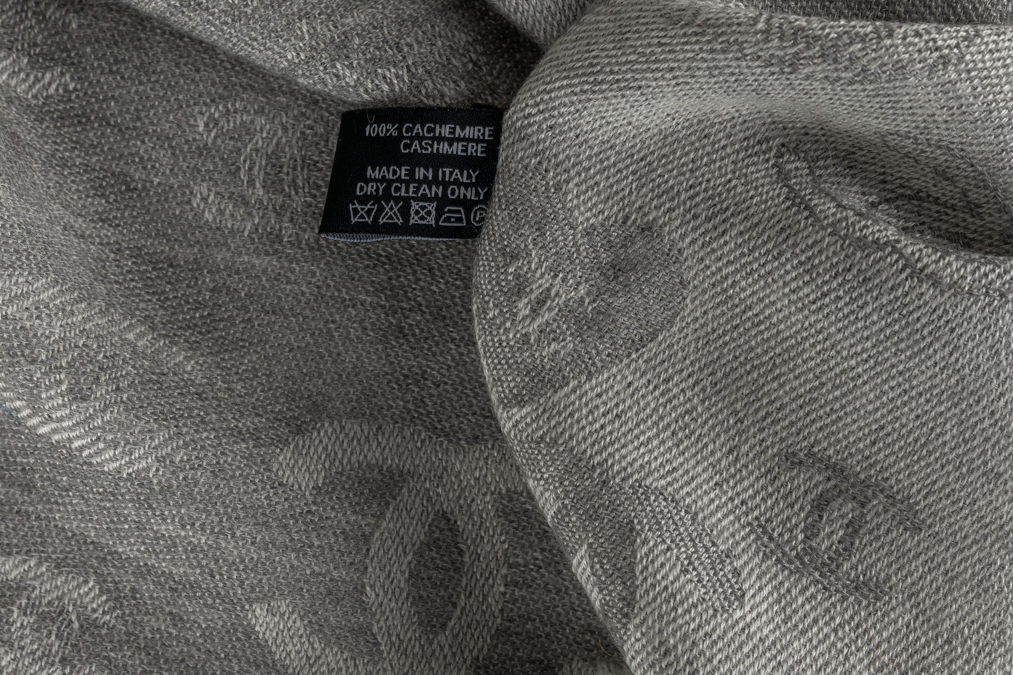 Chanel New Cashmere Shawl Grey In New Condition For Sale In West Hollywood, CA