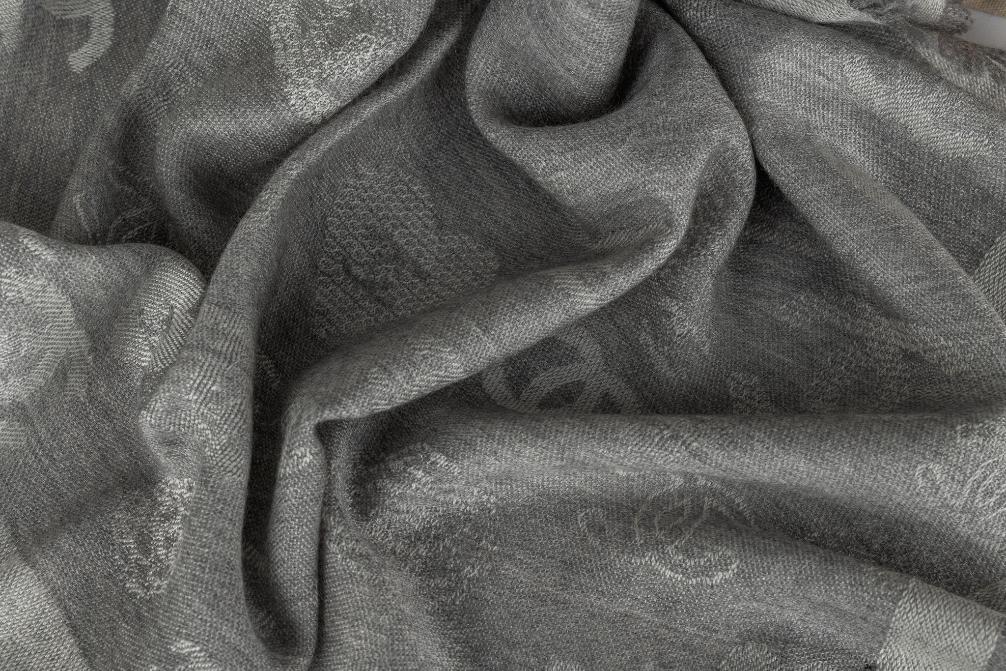 Scialle Chanel New Cashmere Grigio in vendita 1