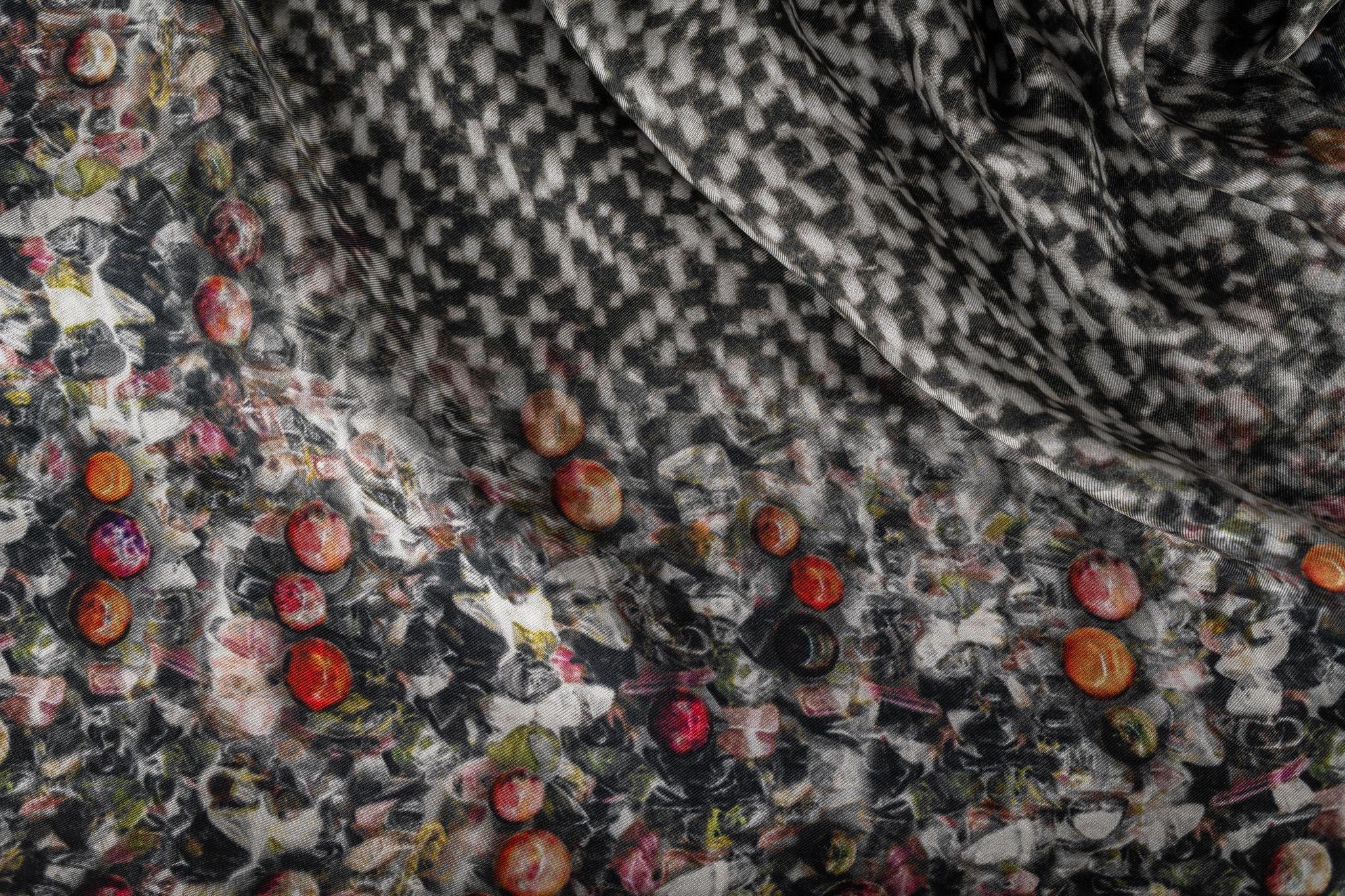 Chanel Kaschmirschal in Grau mit Tweed-Effekt. Das Muster zeigt ein großes CC-Logo in der Mitte. Der Artikel ist in neuem Zustand.