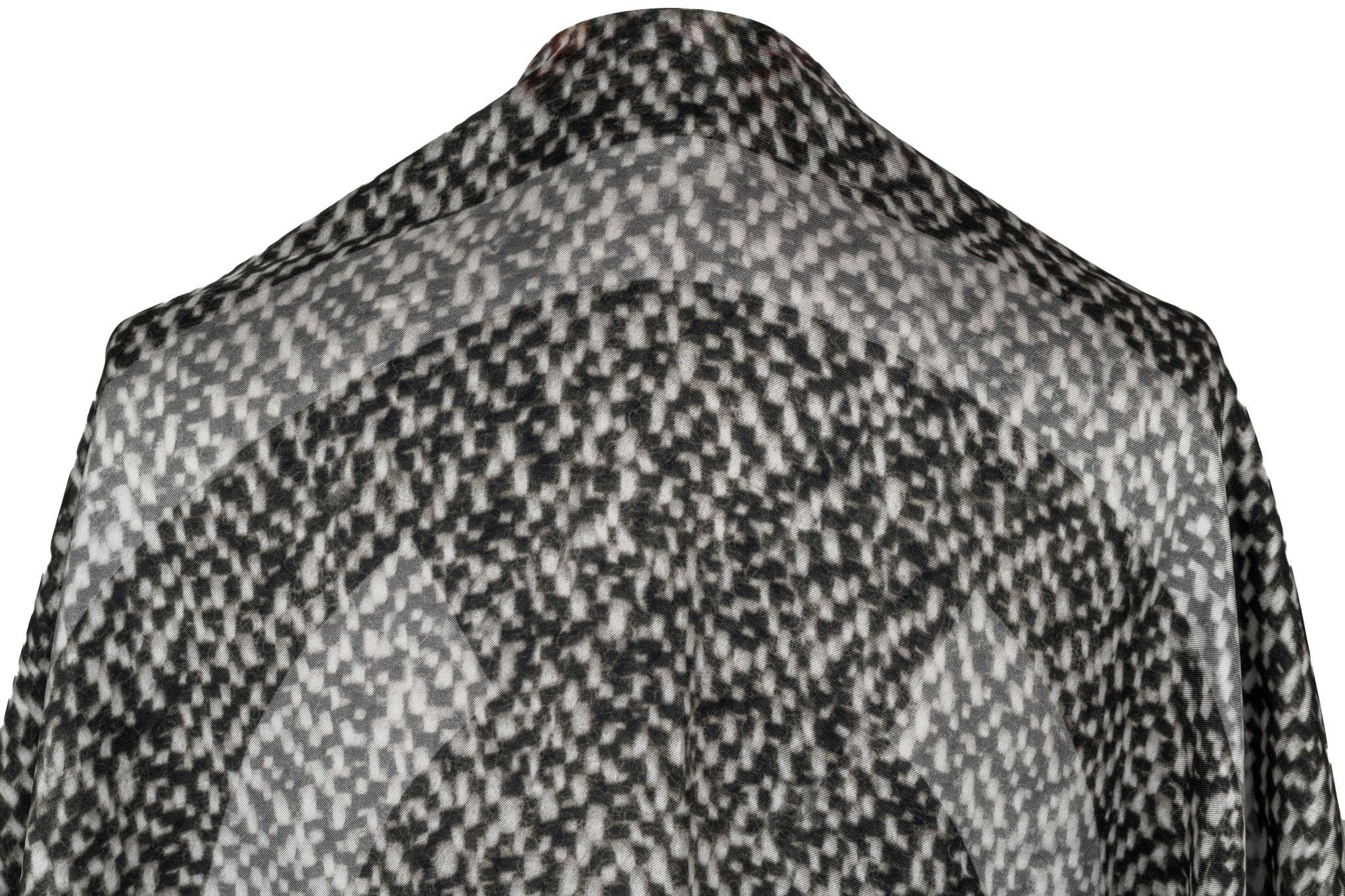 Chanel Neuer Kaschmirschal mit grauem Logo im Angebot 1
