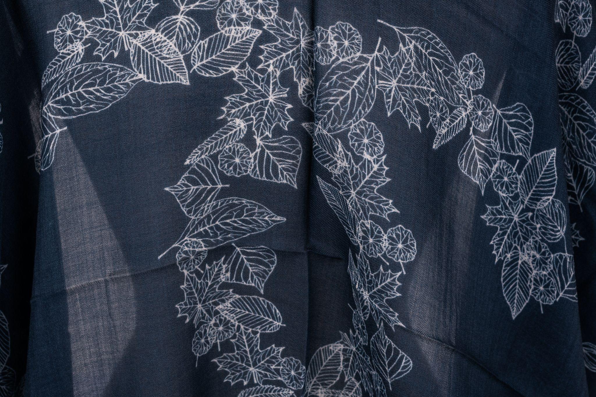 Chanel New Cashmere Shawl Navy Leaves In New Condition For Sale In West Hollywood, CA