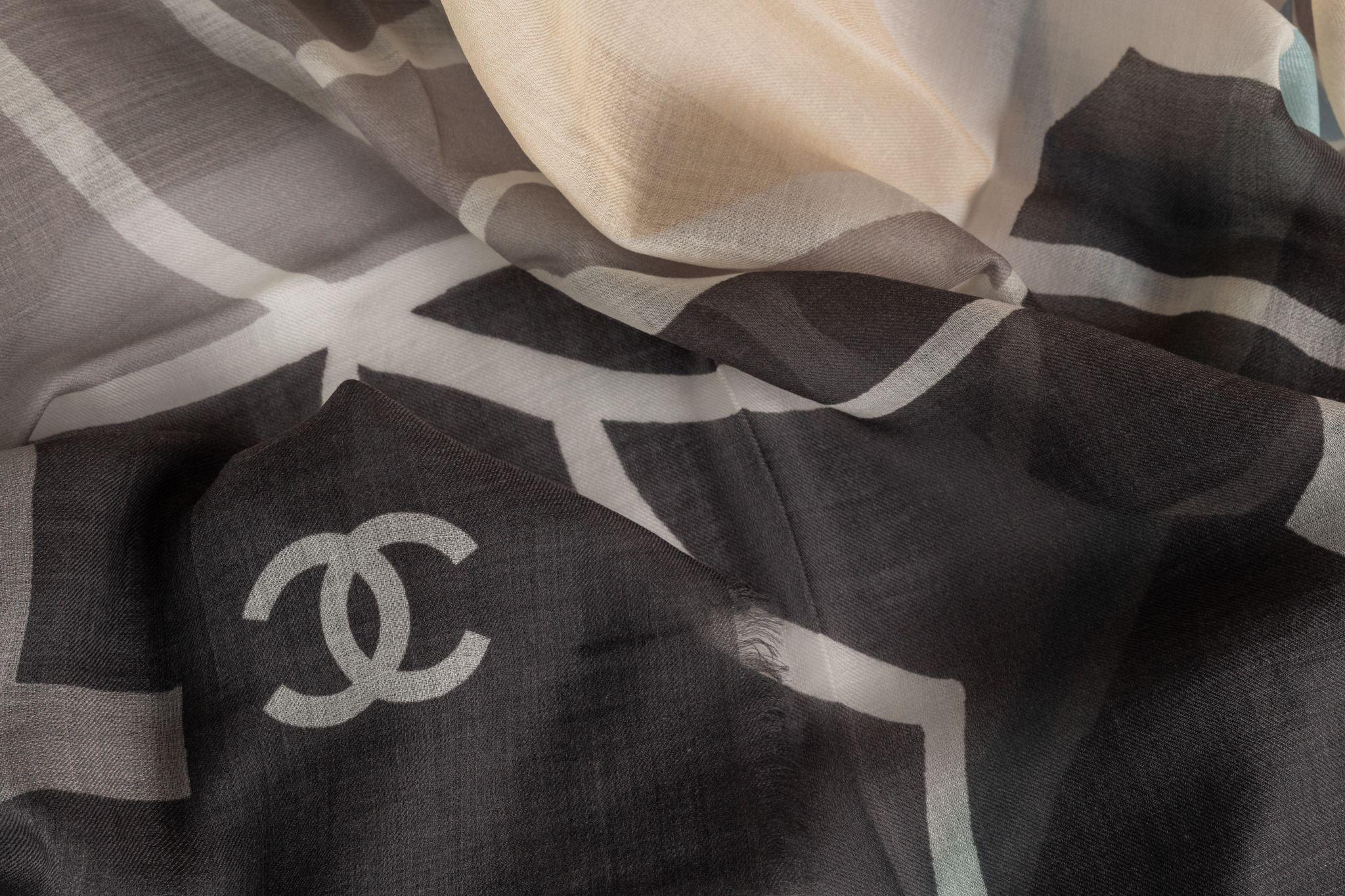 Chanel Neuer Kaschmirschal Pop Art (Braun) im Angebot