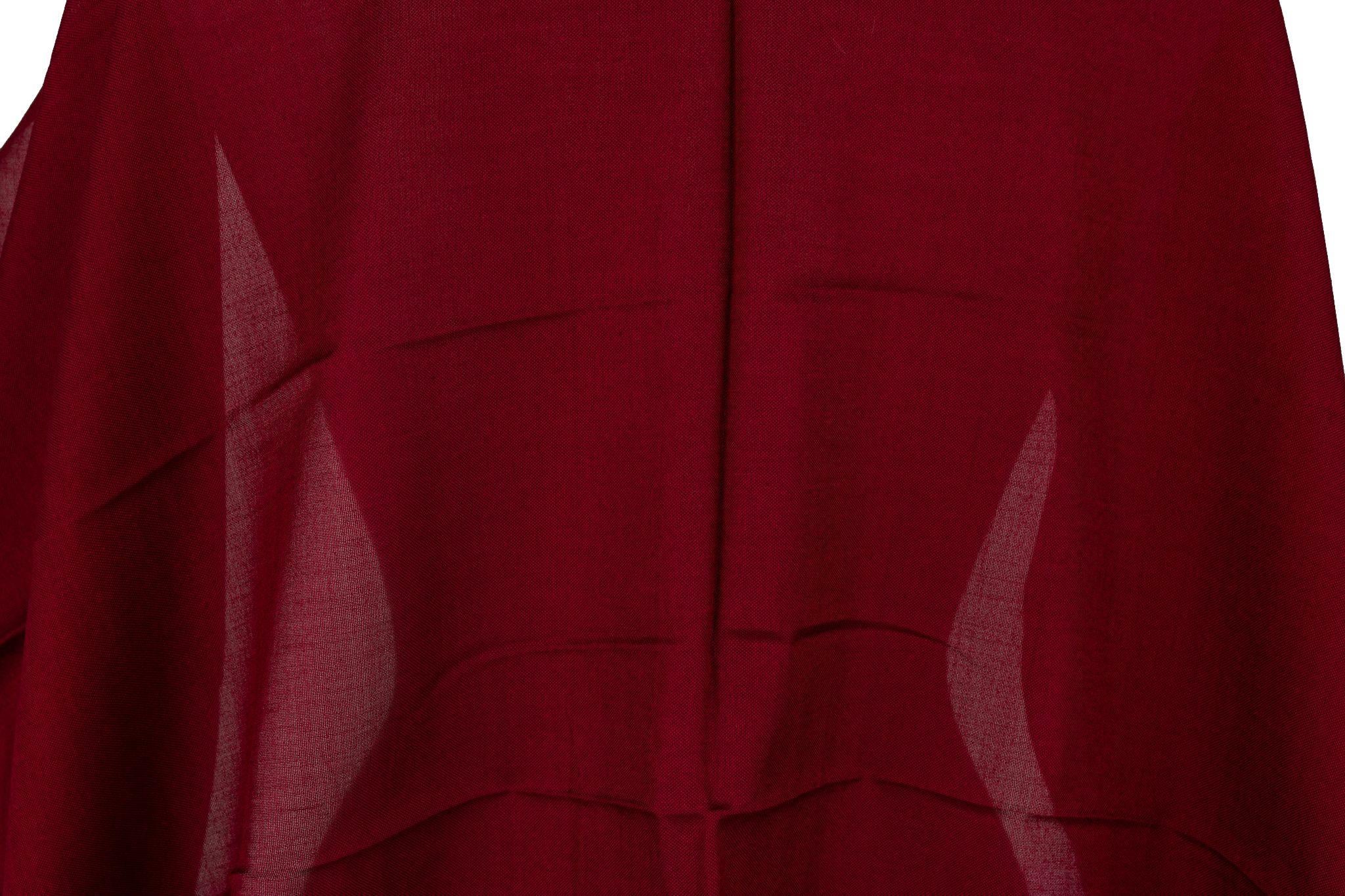Chal de cachemira Chanel en rojo. El patrón presenta varios logotipos de CC. El artículo está nuevo.