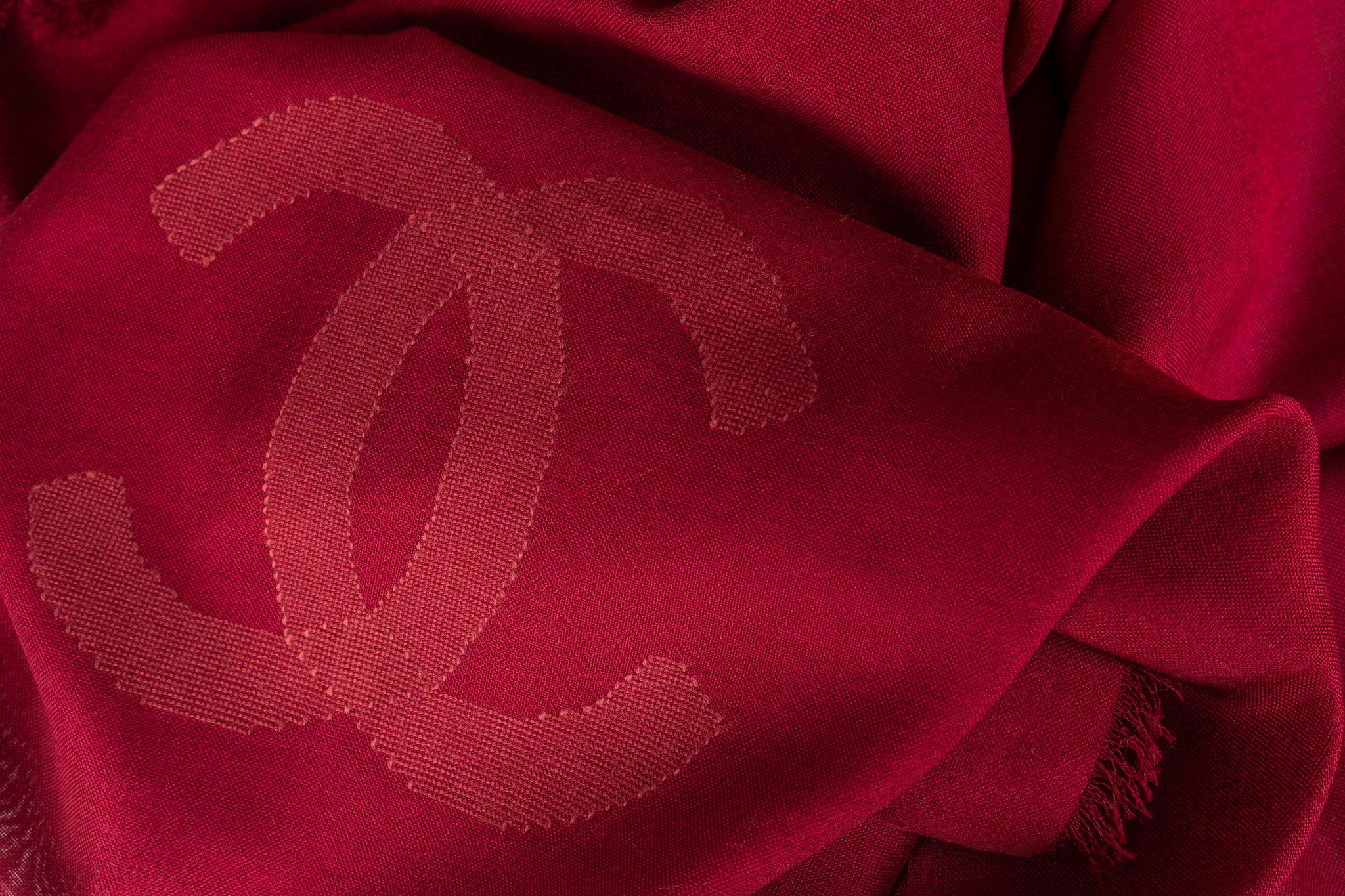 Chanel New Cashmere Shawl Red In New Condition For Sale In West Hollywood, CA