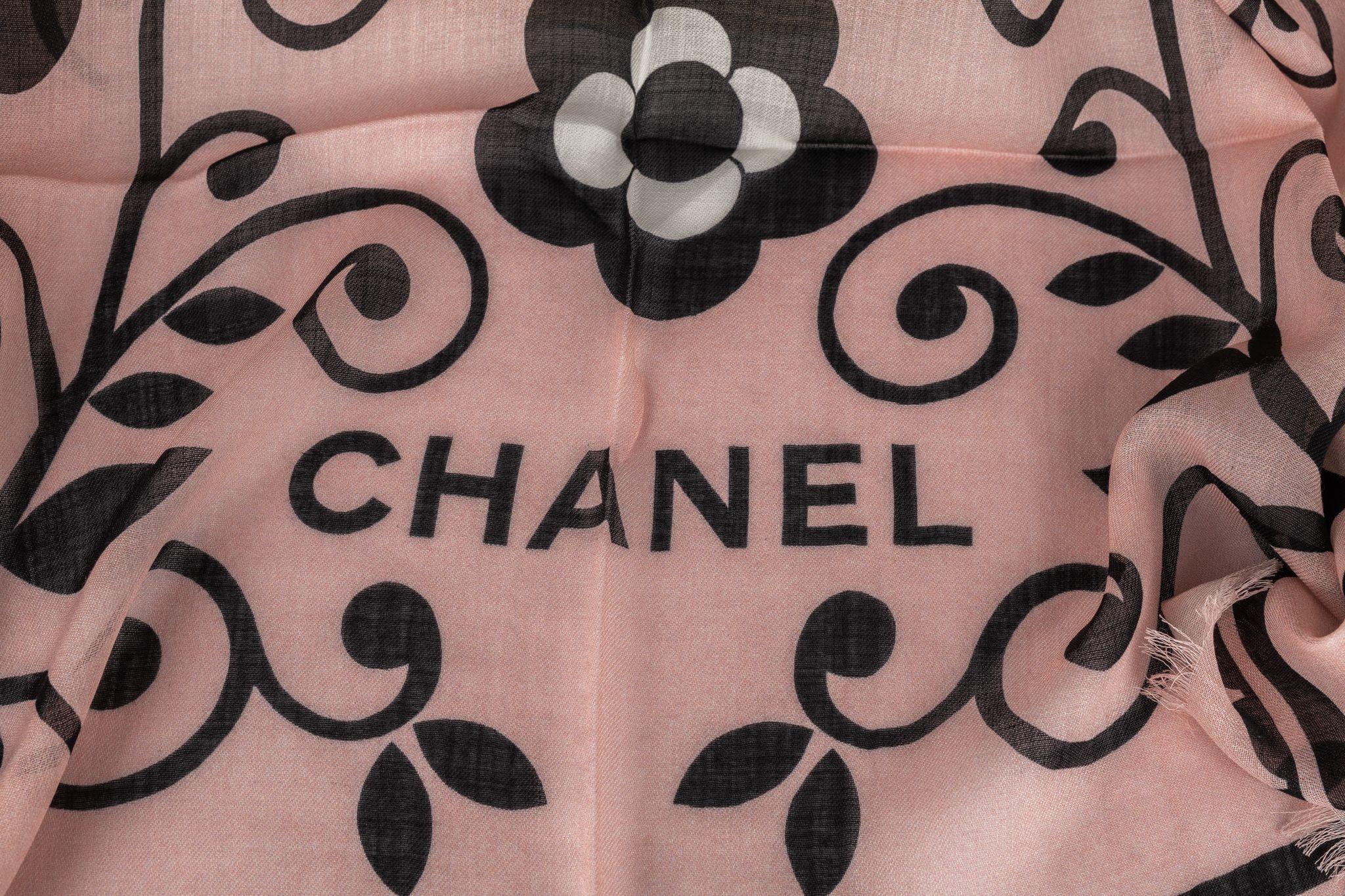 Chanel New Cashmere Shawl Rosé In New Condition For Sale In West Hollywood, CA