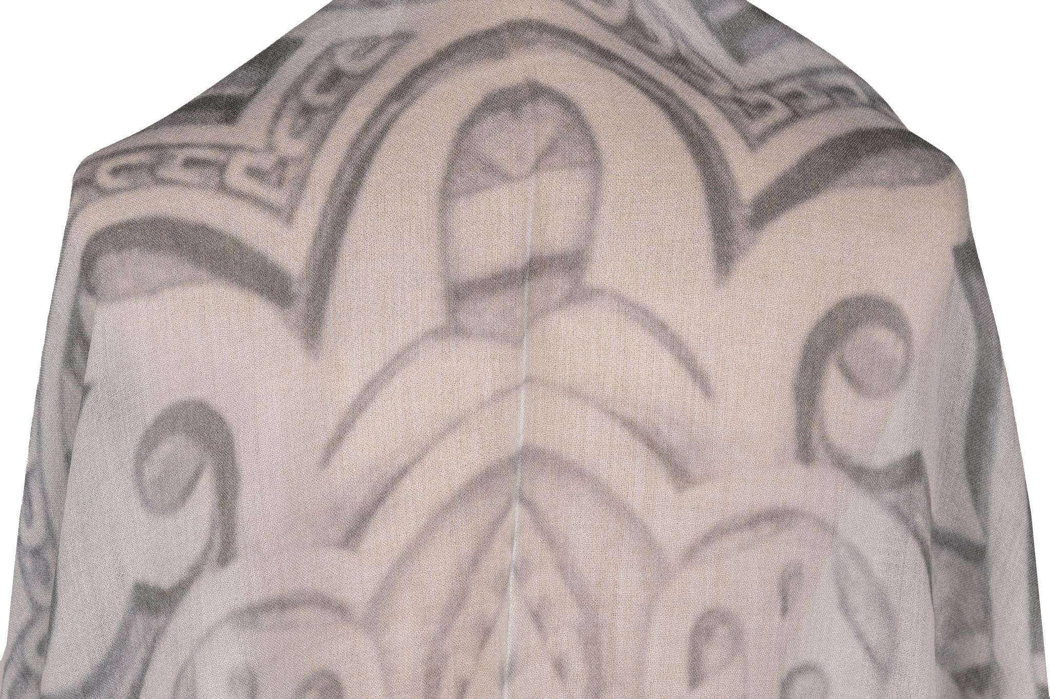 Chanel Kaschmirschal in Weiß und  grau. Das Muster zeigt alte architektonische Motive. Der Artikel ist in neuem Zustand.