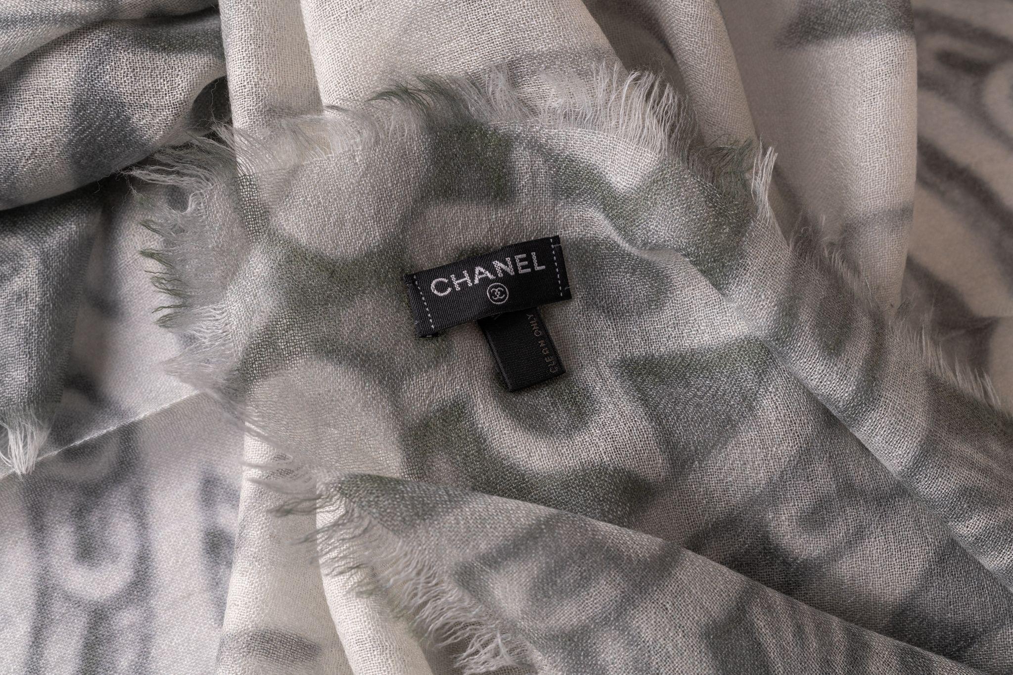 Chanel Neuer Kaschmirschal in Weiß und Grau im Zustand „Neu“ im Angebot in West Hollywood, CA