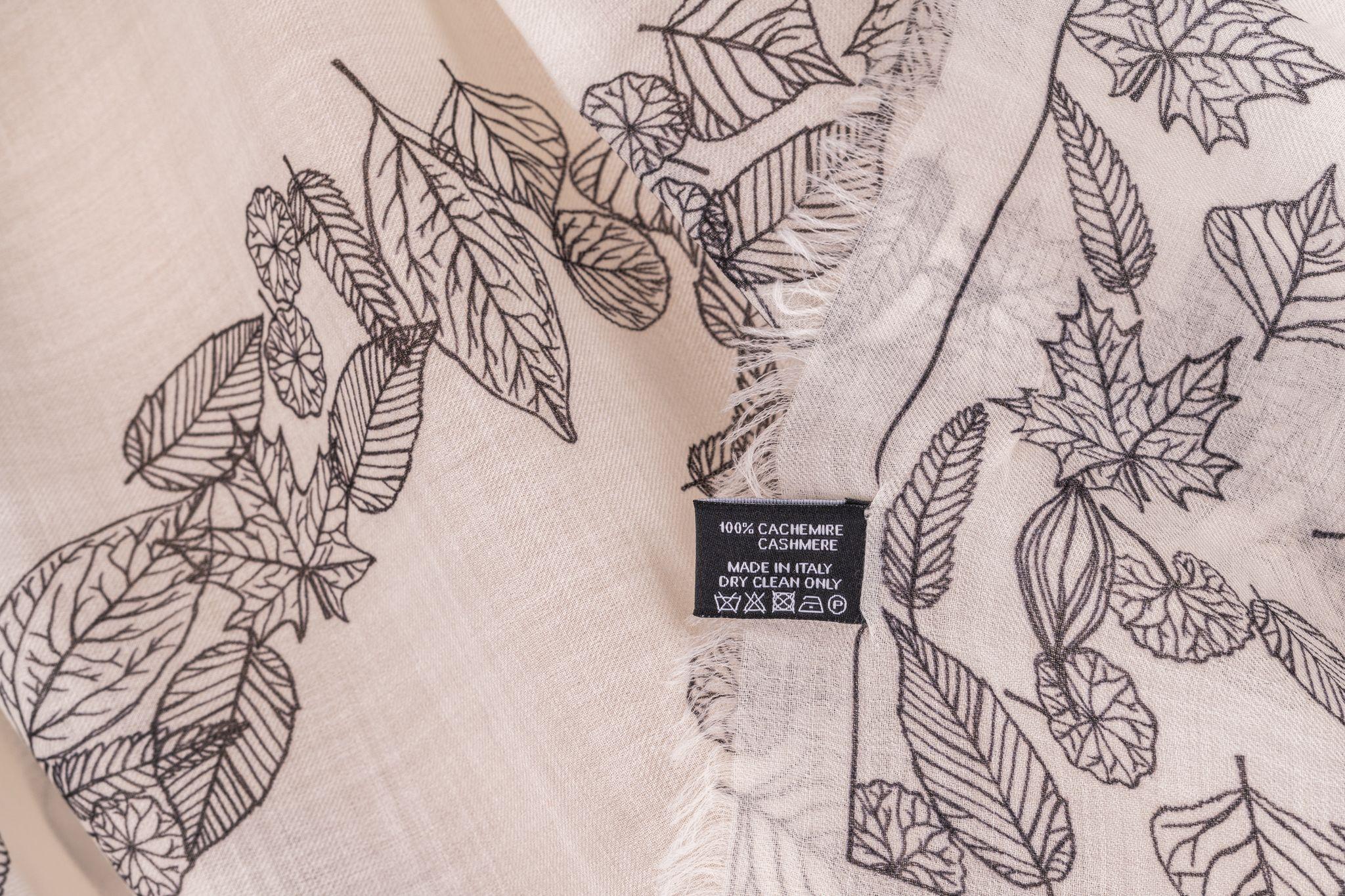 Chanel New Cashmere Shawl White Leaves In New Condition For Sale In West Hollywood, CA