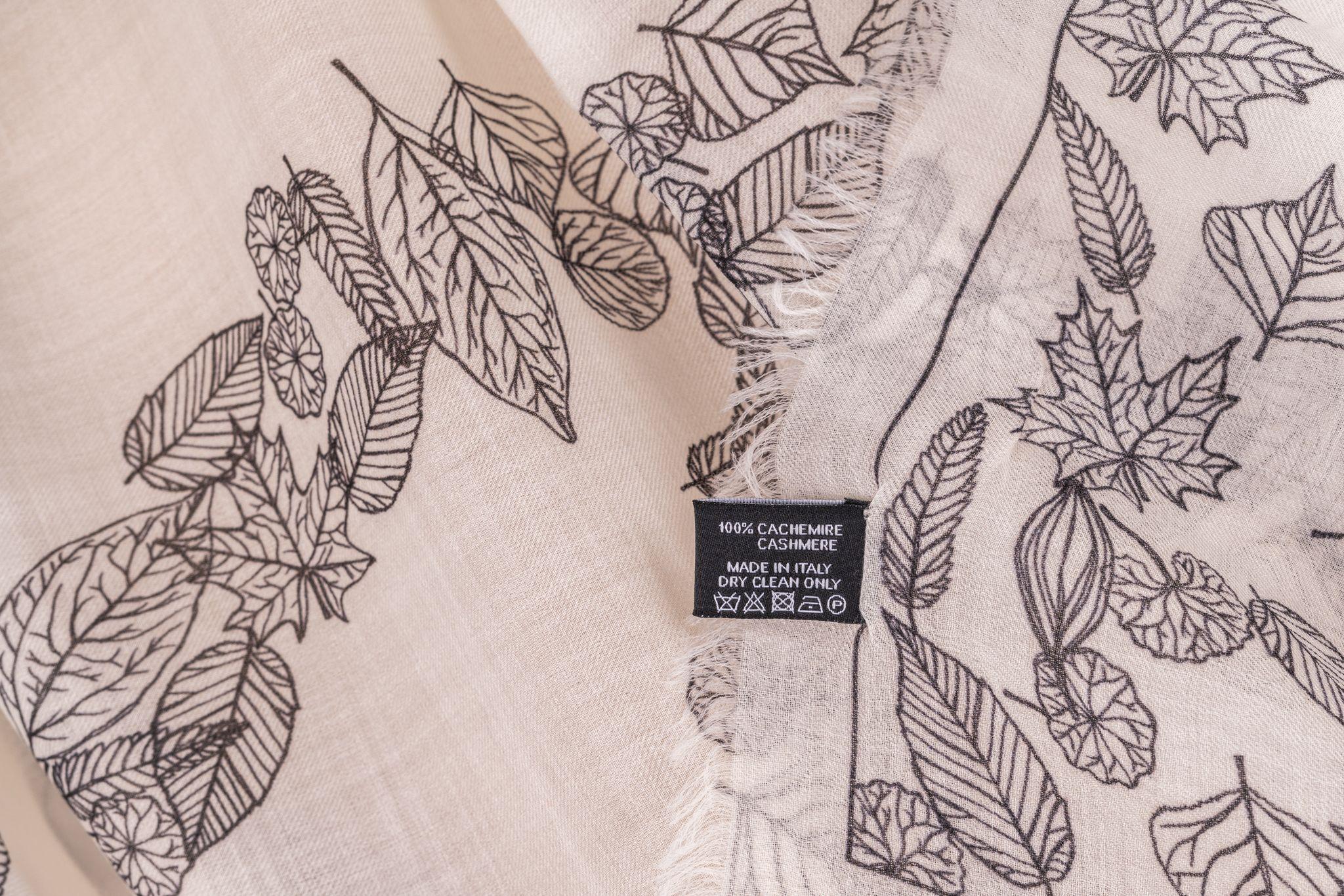Grigio Chanel Nuovo Scialle in Cashmere Foglie Bianche in vendita