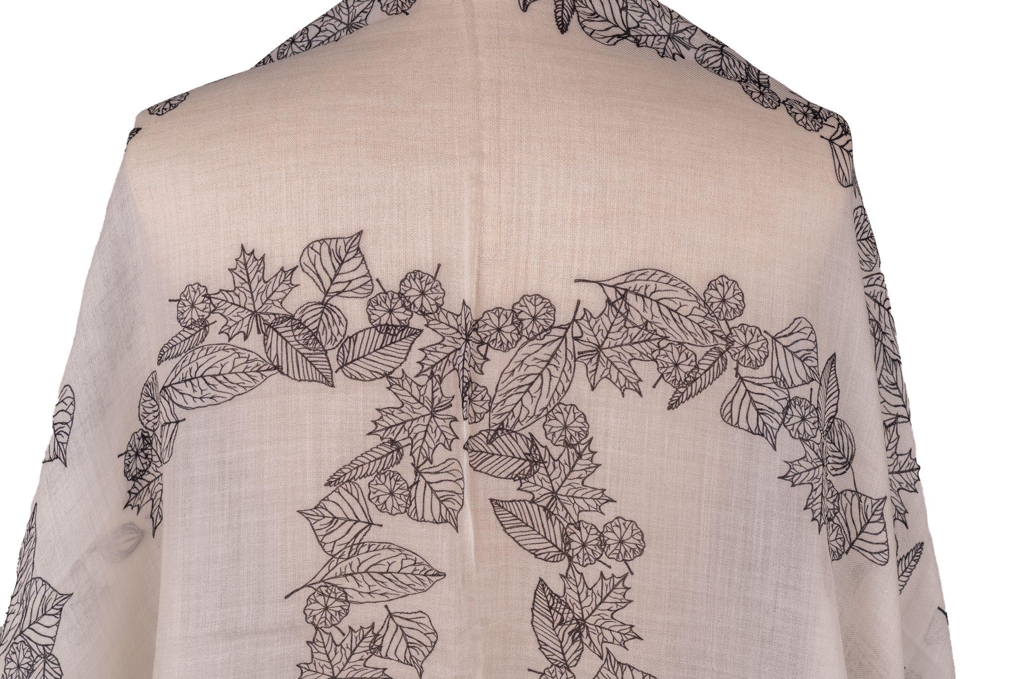 Chanel Nuovo Scialle in Cashmere Foglie Bianche in vendita 1