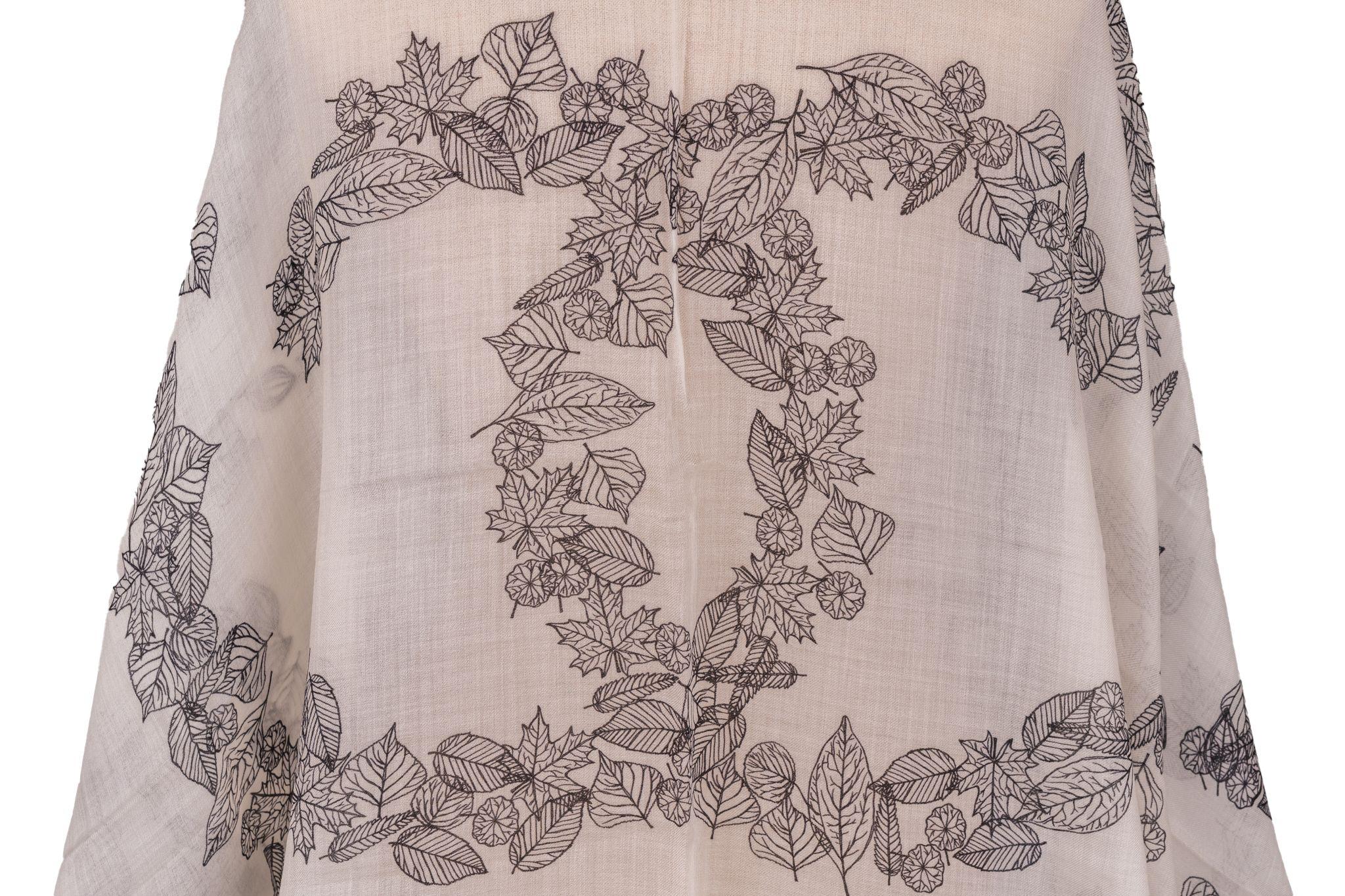 Chanel Nuovo Scialle in Cashmere Foglie Bianche in vendita 3