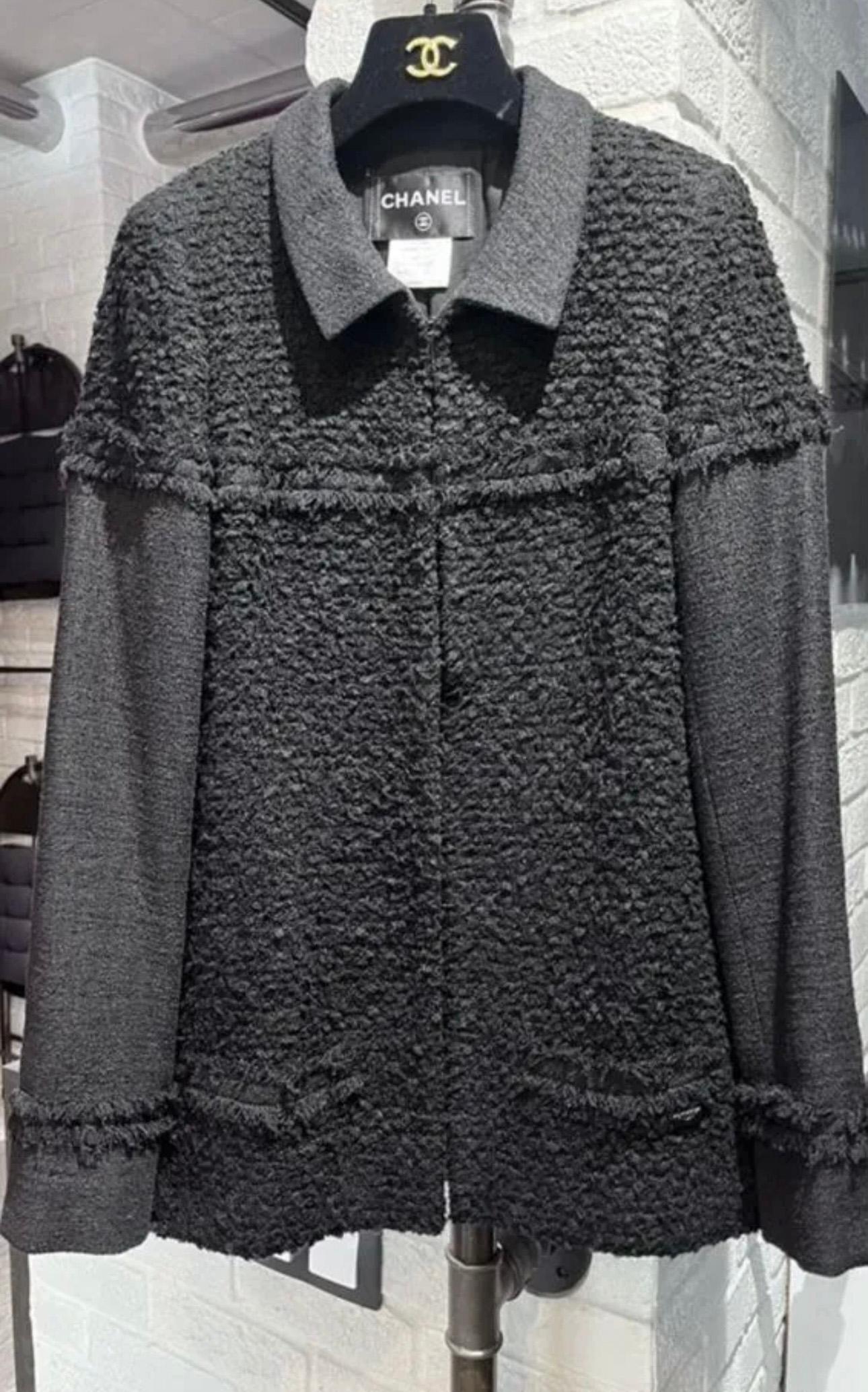 Chanel Neu CC Tasche Charm Schwarze Tweed Jacke mit Charme im Zustand „Neu“ in Dubai, AE