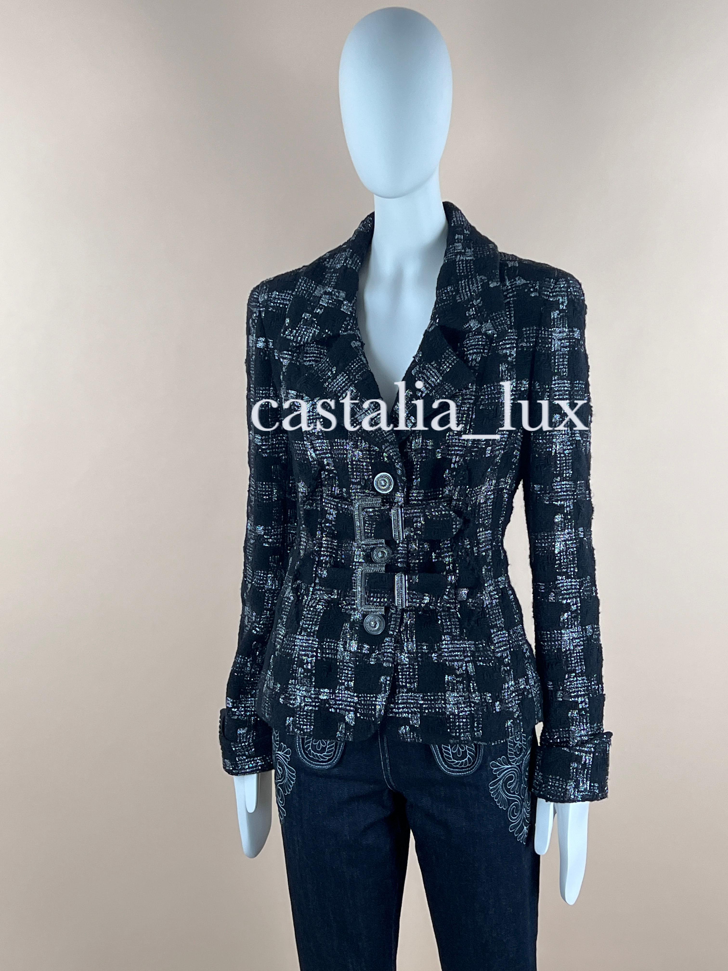 New Chanel iconic black tweed jacket. Timeless piece, perfect investment.
- lined row belt with CC logo buckles at front at back. Size mark 40 fr.
- made of beautiful black lesage tweed with delicate shimmer
- CC logo buttons
- full silk lining with