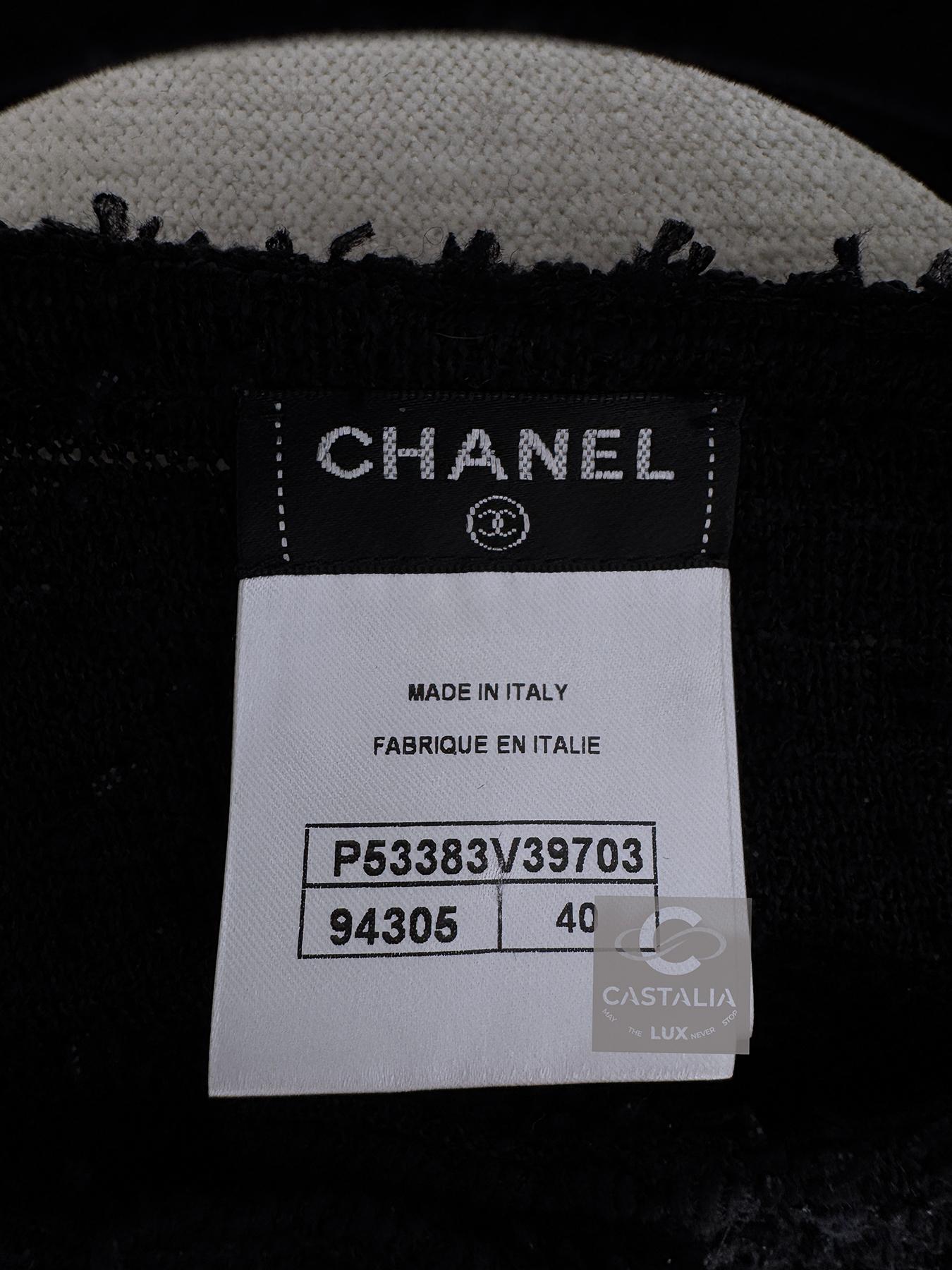 Chanel Neu CC Pullover aus schwarzem Tweed mit Knopfleisten 40 FR im Angebot 9