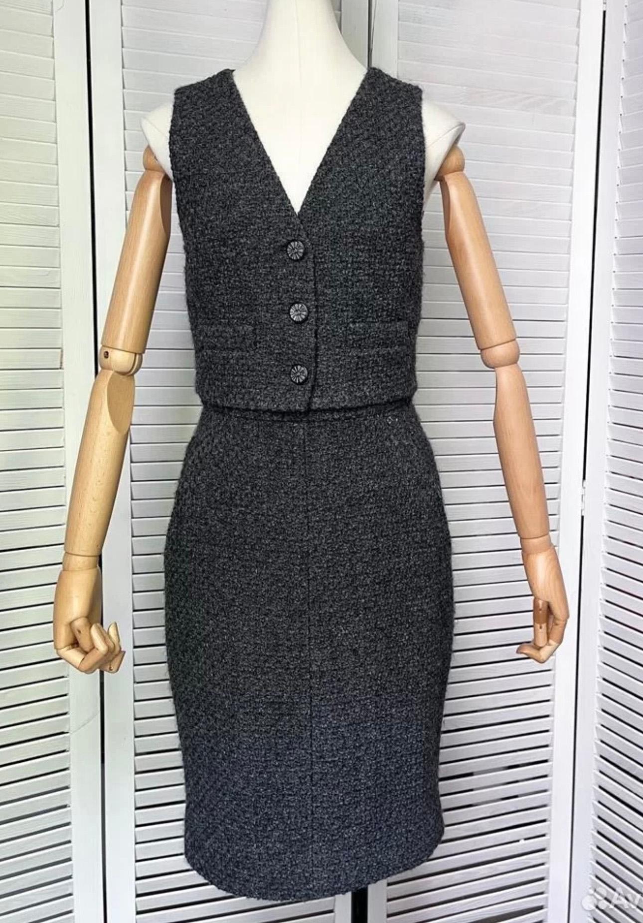 Chanel anthracite tweed suit: jacket / vest with leather detail and mid skirt.
- CC logo buttons
Size mark 36 FR. Never worn.