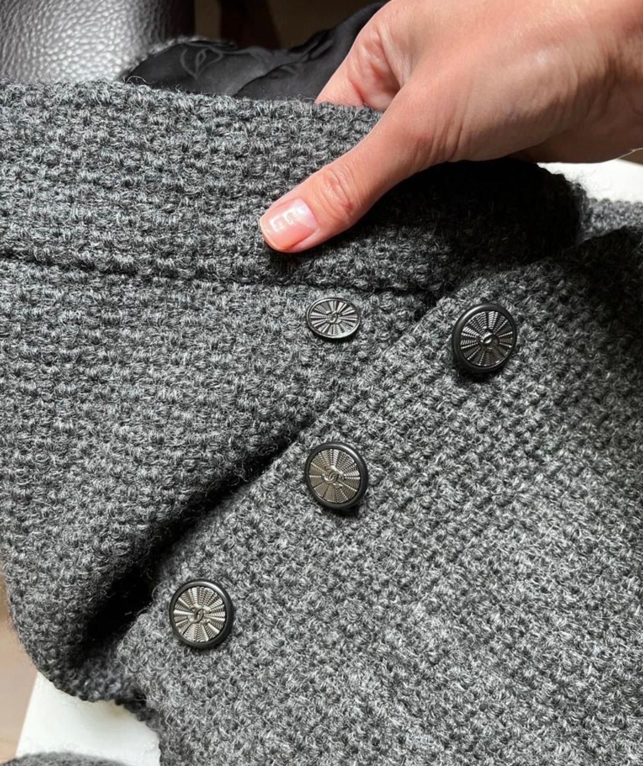 Chanel New CC Buttons Ensemble gilet et jupe en tweed noir en vente 3