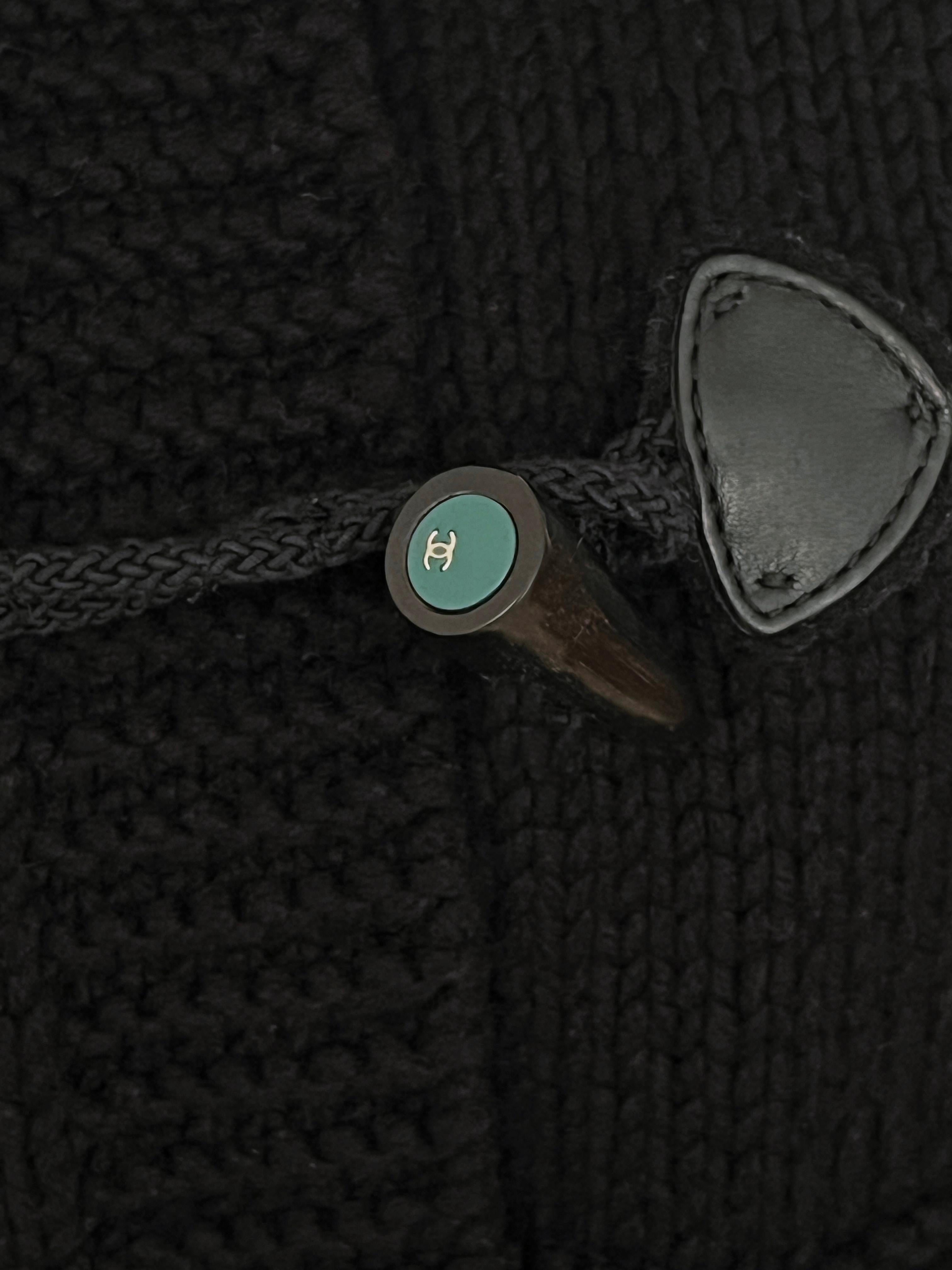 Absolutely stunning Chanel heavyweight cashmere jacket / coat with charming fluffy collar and cuffs -- Retail price was about 6,000$
- CC logo duffle closures
- composition 100% cashmere (very dense and think): super warm and comfy
Size mark 40 fr.
