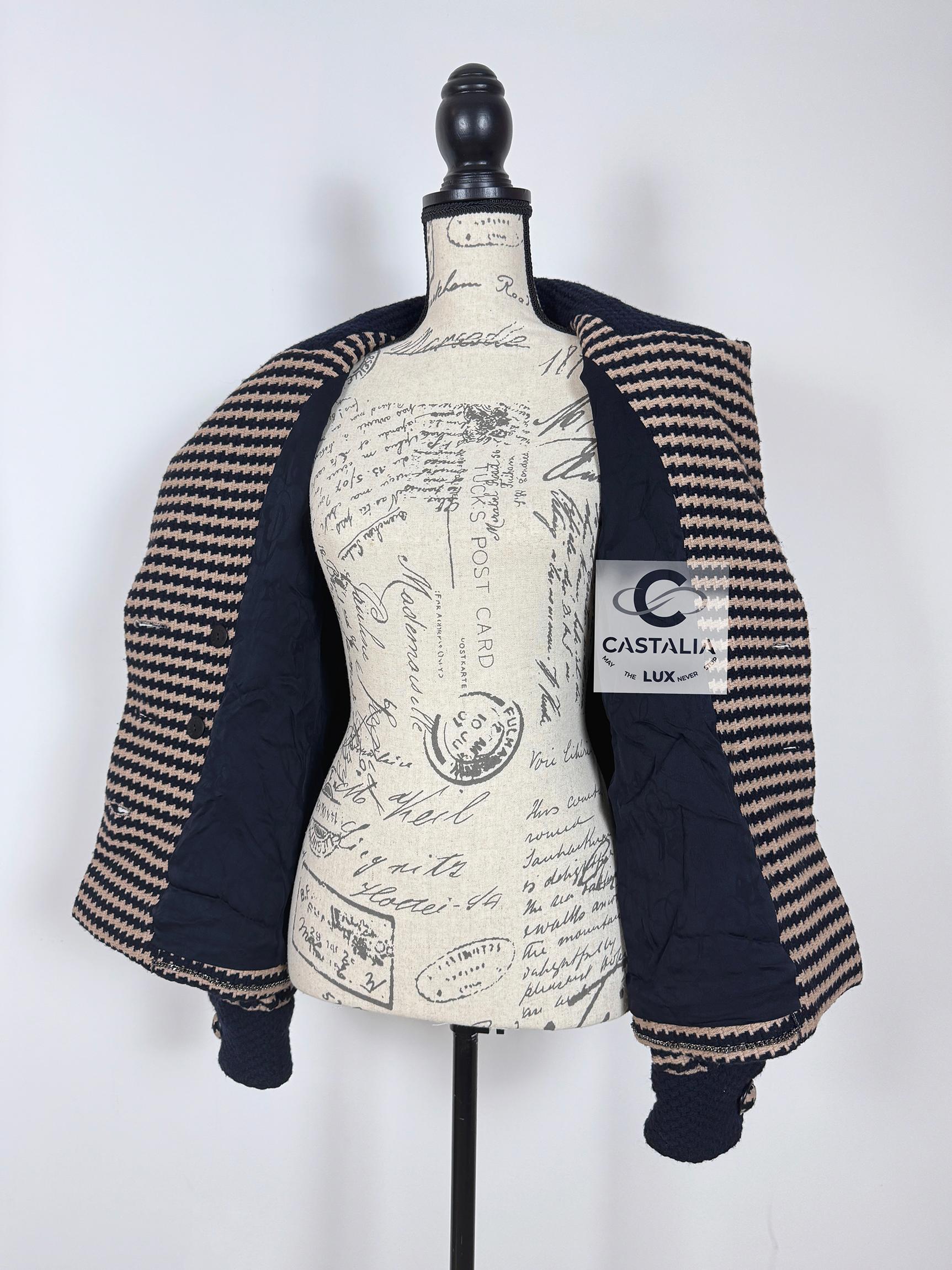 Chanel New CC Buttons Houndstooth Tweed Jacket 40 FR in vendita 6