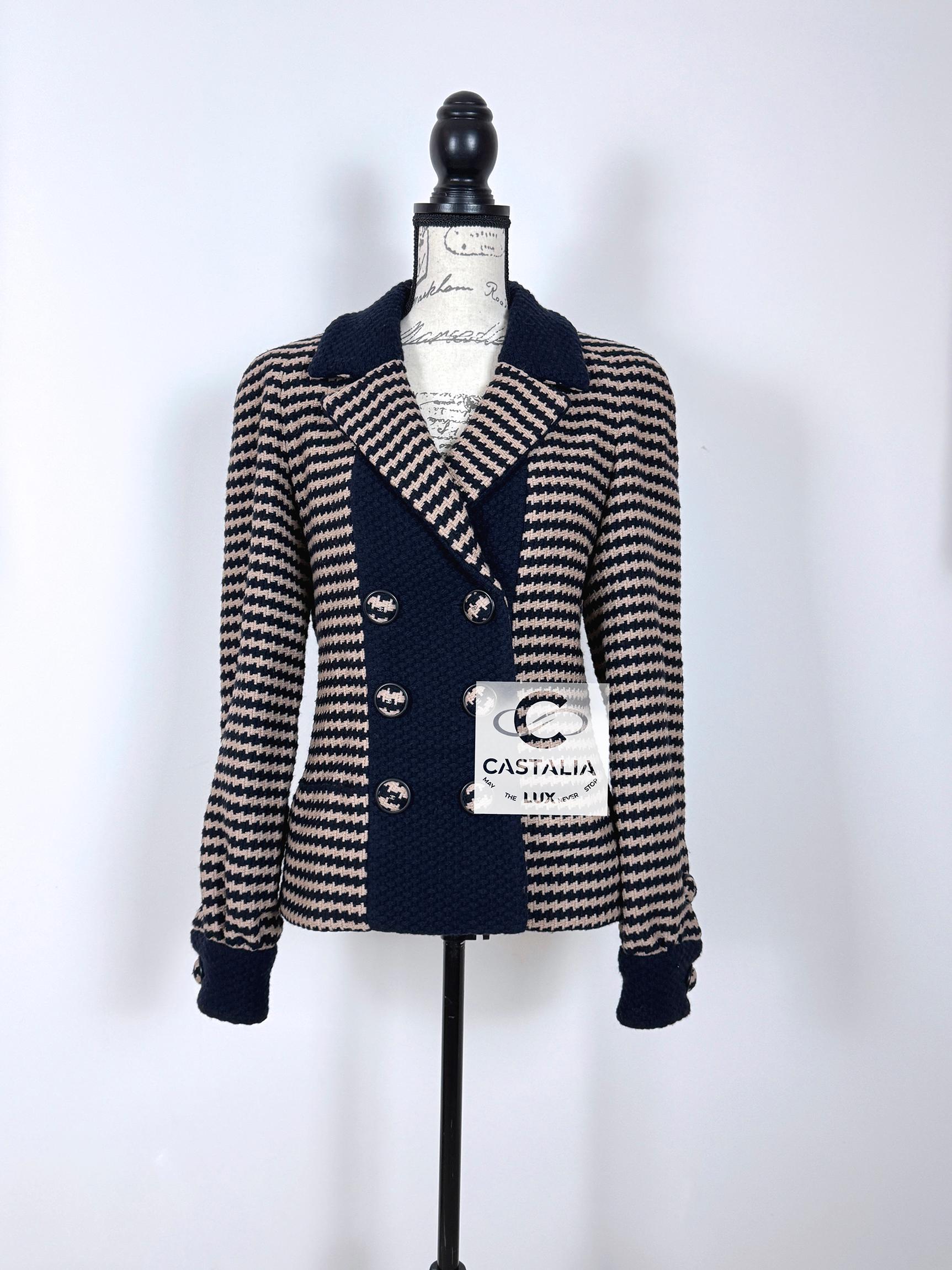 Splendida giacca Chanel in tweed beige e navy con motivo pied-de-poule della Collection'S 2015 Metiers d'Art by Karl Lagerfeld
Taglia 40 FR / Condit: mai indossate
- grandi bottoni CC in tweed sul davanti e sui polsini
- fodera in seta tono su tono