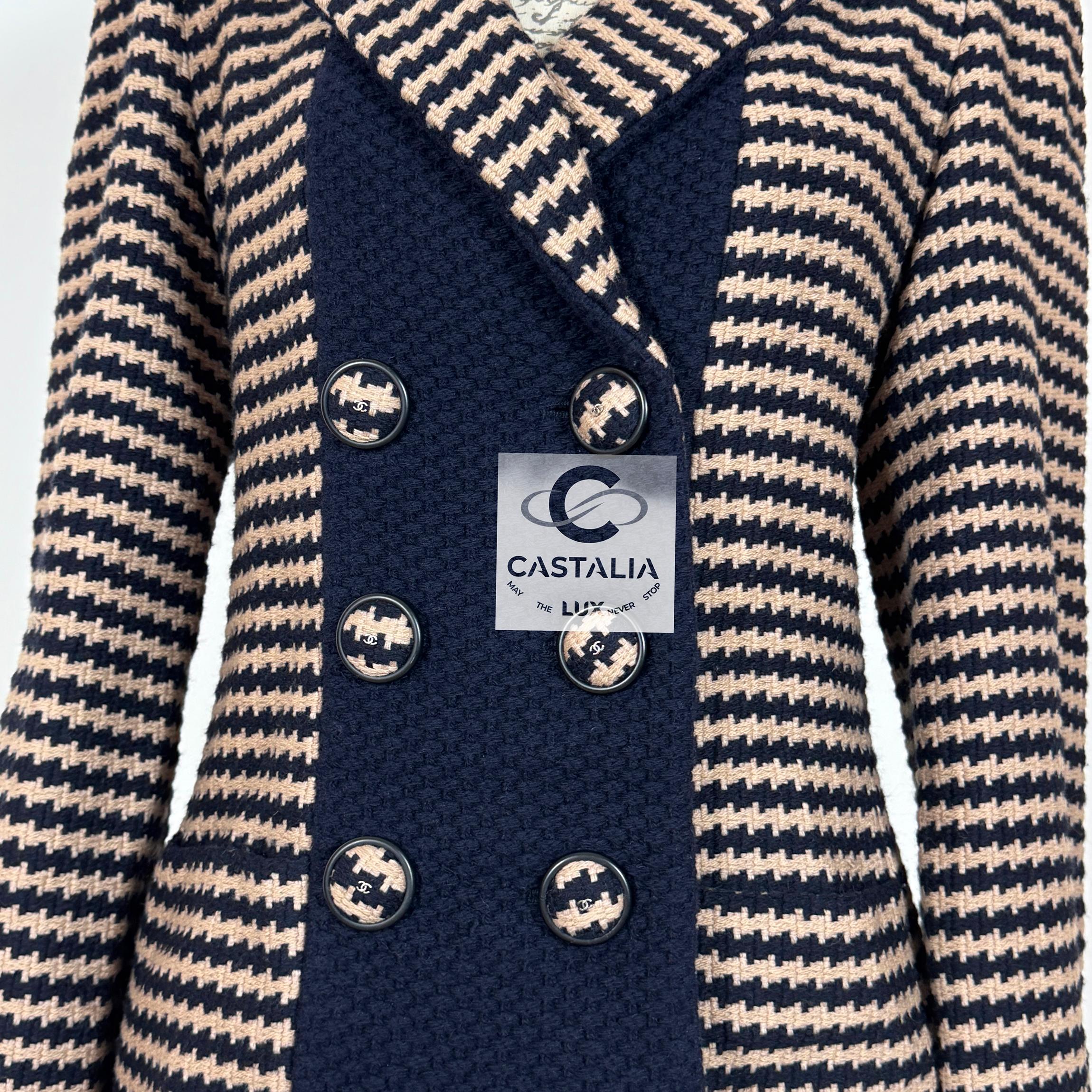 Chanel New CC Buttons Houndstooth Tweed Jacket 40 FR In condizioni Nuovo in vendita a Dubai, AE