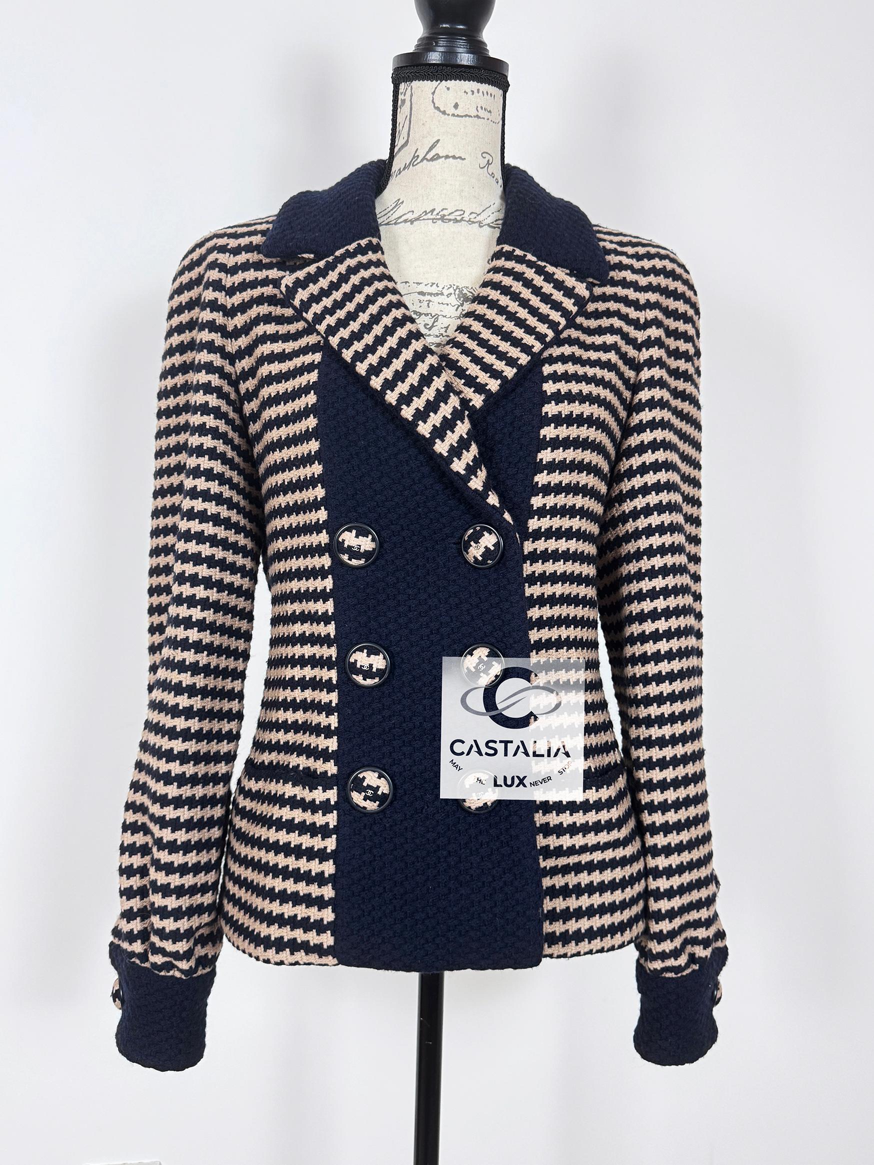 Chanel New CC Buttons Houndstooth Tweed Jacket 40 FR in vendita 1