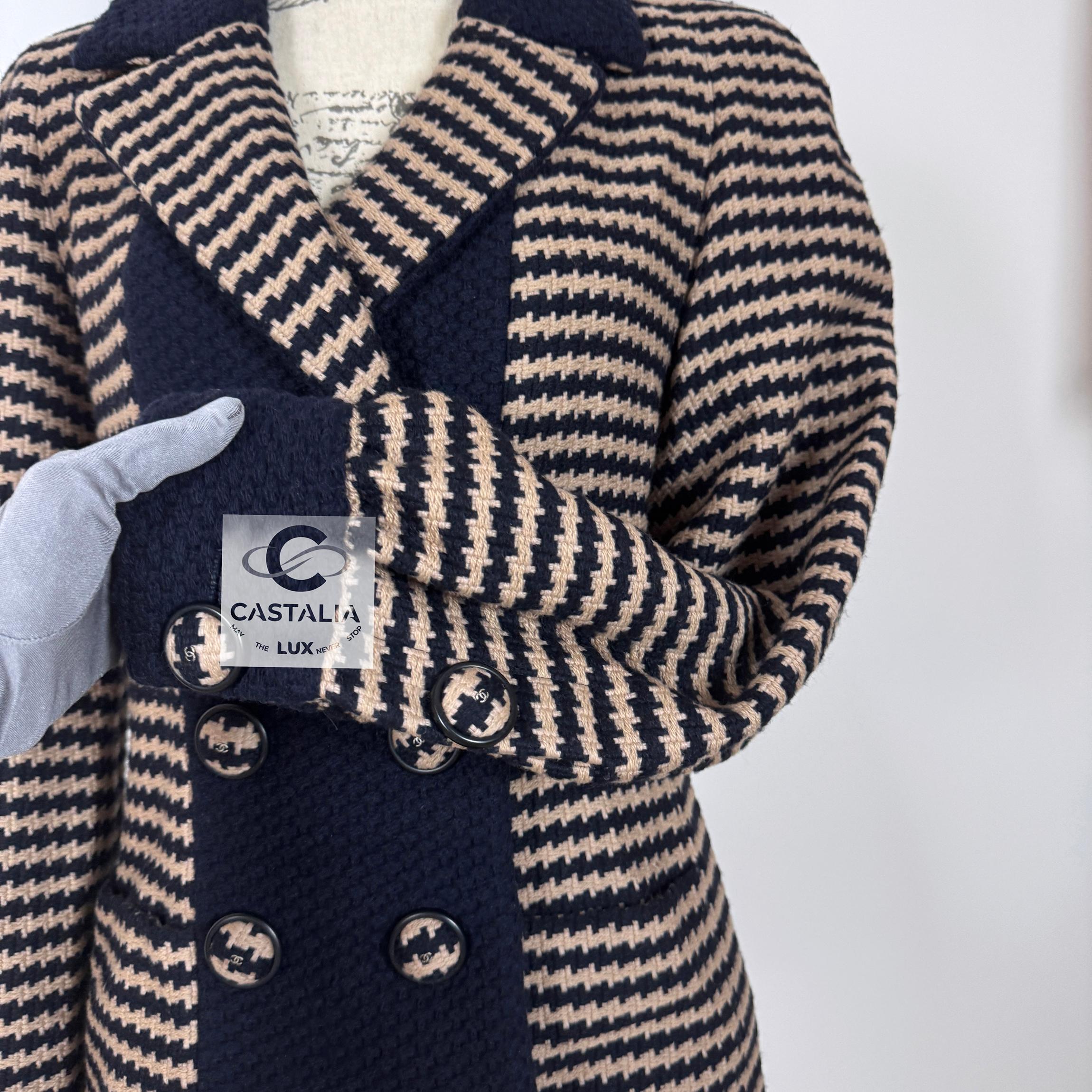 Chanel New CC Buttons Houndstooth Tweed Jacket 40 FR in vendita 3