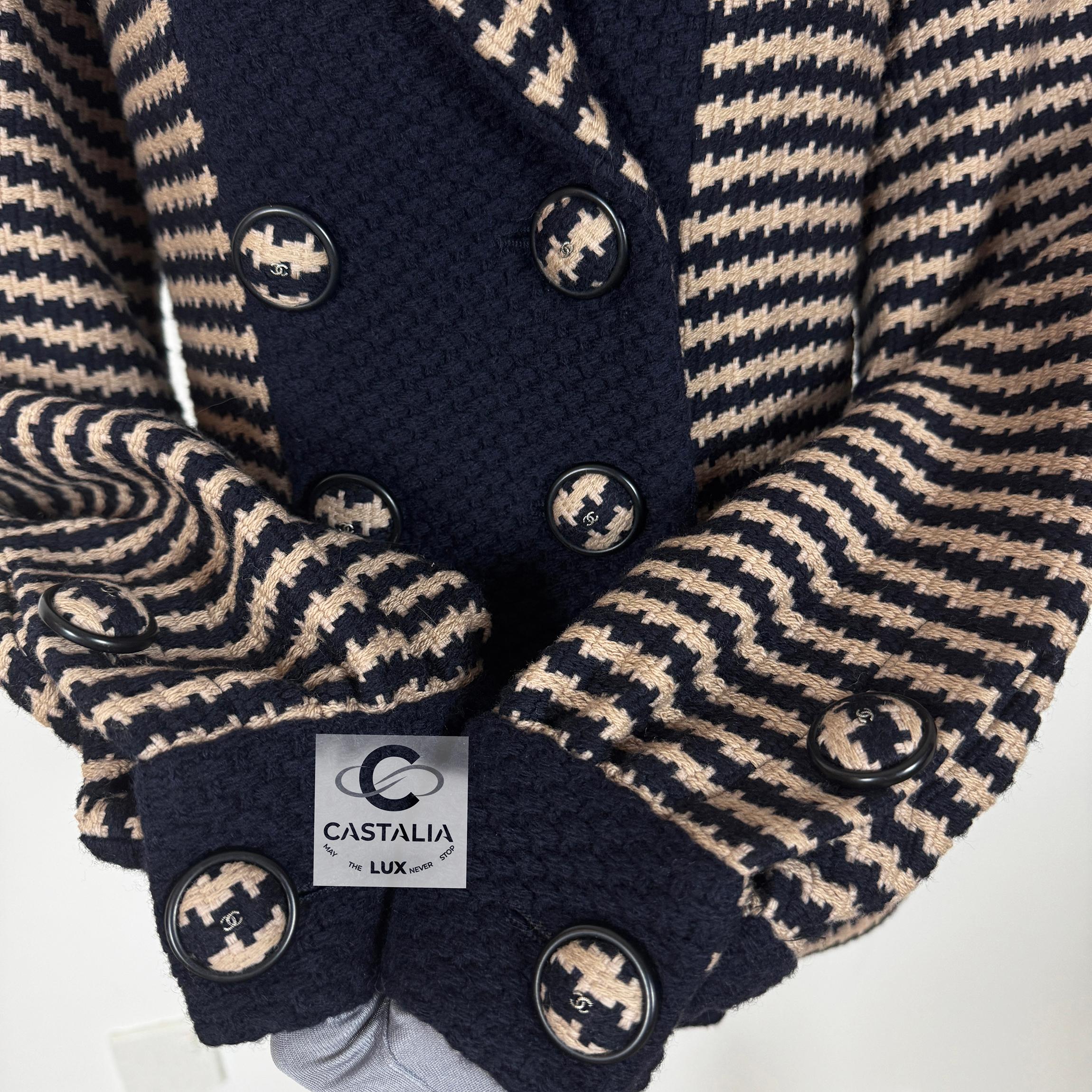 Chanel New CC Buttons Houndstooth Tweed Jacket 40 FR in vendita 4