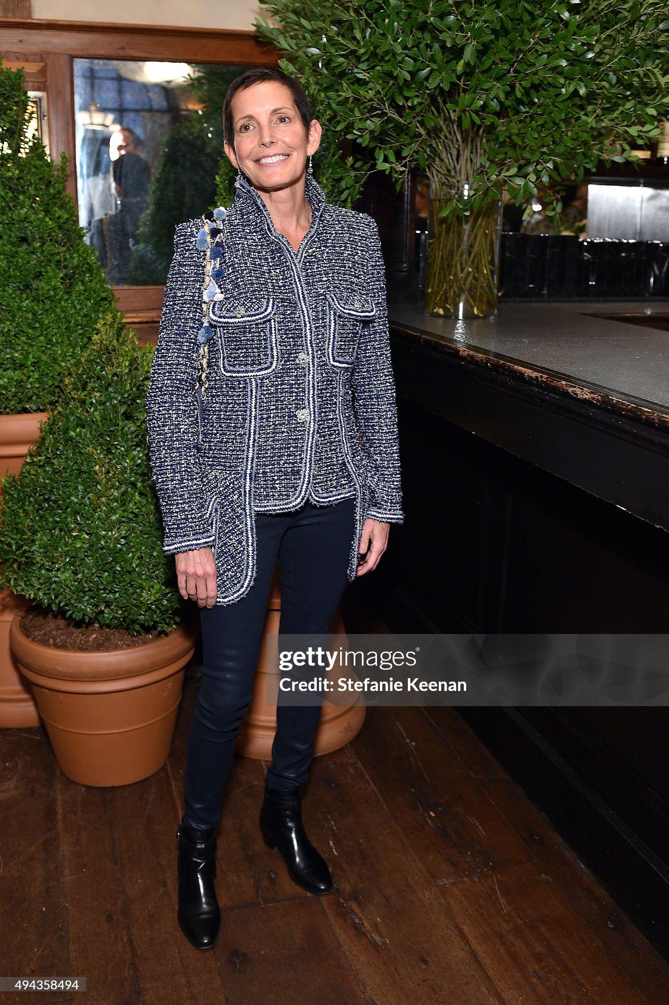 Fabulous Chanel blue tweed vest / jacket with iridescent silver/gold metallic threads
~ Boutique price 7,250$
Size mark 34 FR / Condition: never worn
- CC logo silver-tone buttons
- tonal silk lining
prices are final here
